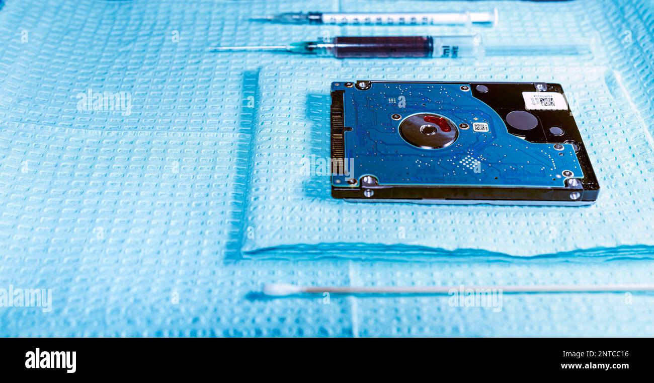 Medizinische Schale mit Nadeln, Wattestäbchen und Festplatte symbolisieren medizinische Technologie und Daten Stockfoto