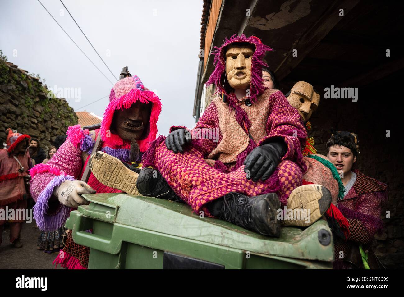 Feierliche, als Teufel verkleidete Feiern während der Karnevalsfeier in Vila Boa de Ousilhao. Vila Boa de Ousilhao ist ein kleines Dorf, das im Tras-os-Montes-Gebirge (im Norden Portugals) verloren ist und die alte Tradition des Karnevals (Entrudo) bewahrt. Feierliche trugen Teufelsmasken aus Holz und durchstreifen das Dorf auf der Suche nach Spaß. (Foto: Hugo Amaral/SOPA Images/Sipa USA) Stockfoto