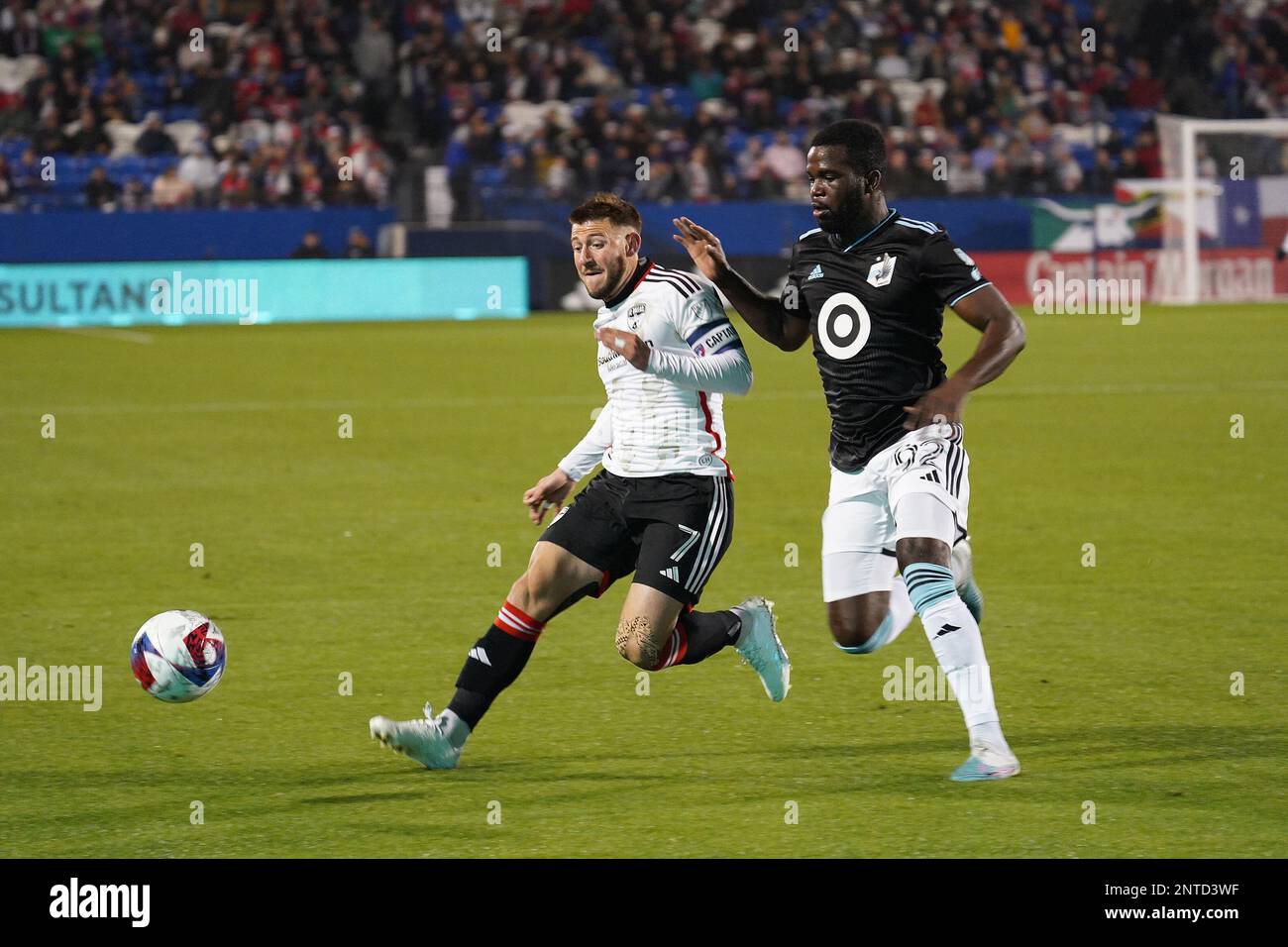 Samstag, 25. Februar 2023, Frisco, USA: FC Dallas Mittelfeldspieler Paul Arriola versucht, den Ball gegen den Minnesota United Verteidiger Bakaye Dibassy während der ersten Hälfte der Action im Toyota Stadium zu kontrollieren. Am 25. Februar 2023 in Frisco, Texas, USA. (Foto: Javier Vicencio / Eyepix Group) Stockfoto