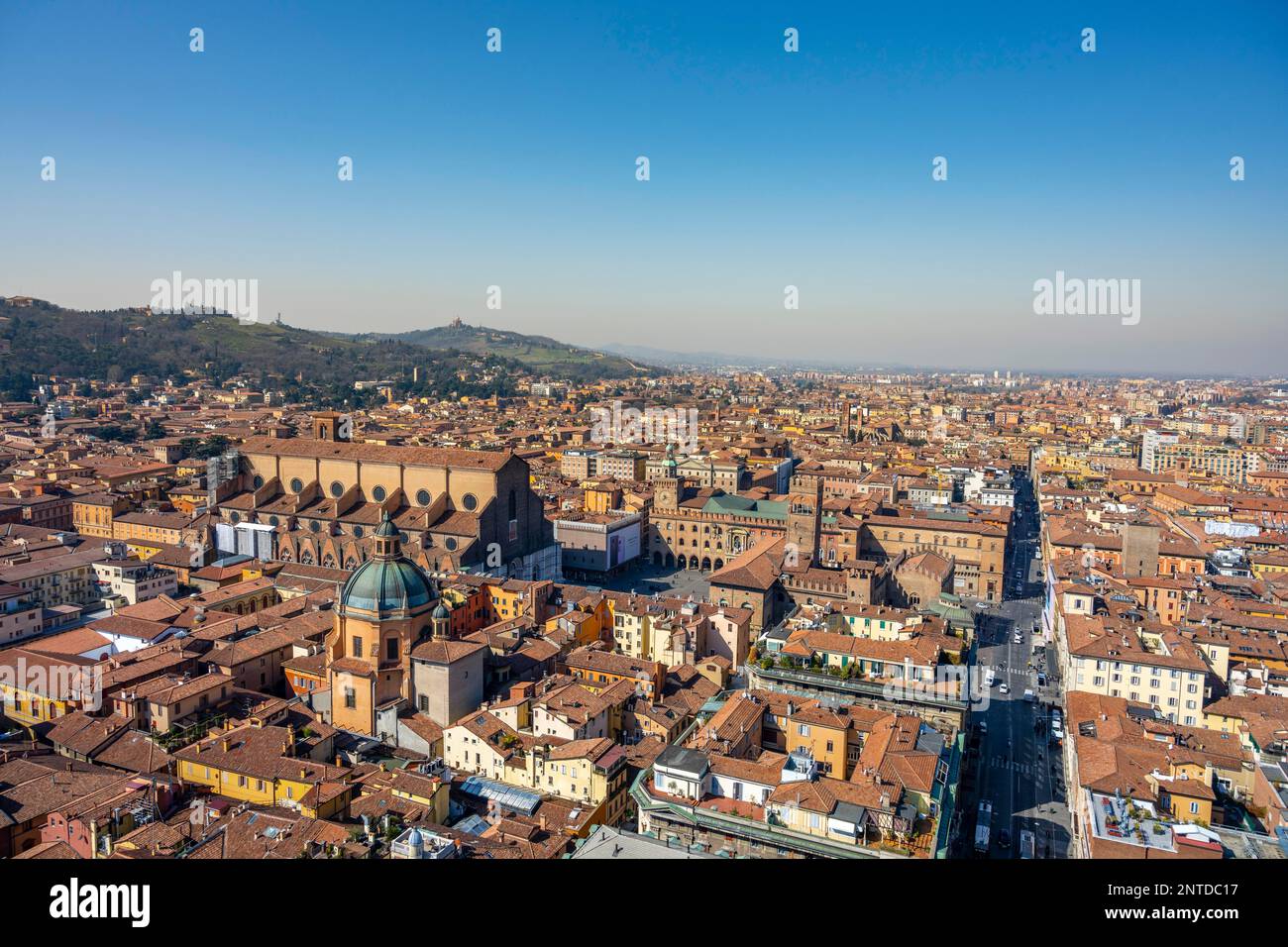 Blick vom Asinelli-Turm auf die Basilika San Petronio und Santa Maria della Vita, Altstadt, Bologna, Emilia-Romagna, Italien Stockfoto