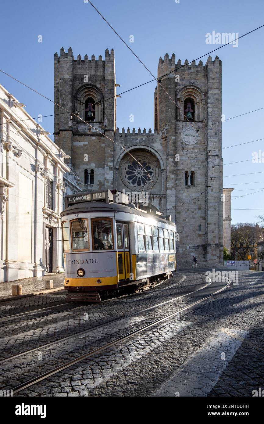 Die historischen Straßen mit der berühmten Straßenbahn 28 vor der