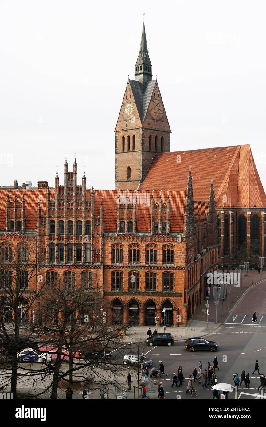 Hannover, Deutschland - 6. Januar 2018: Blick aus der Vogelperspektive auf die historischen Gebäude des Alten Rathauses und der Marktkirche im Altstadtviertel Stockfoto