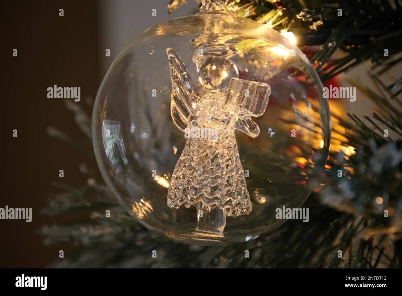 EAST GRINSTEAD, WEST SUSSEX/UK - Dezember 20: Christbaumschmuck in East Grinstead West Sussex am 20. Dezember 2017 Stockfoto