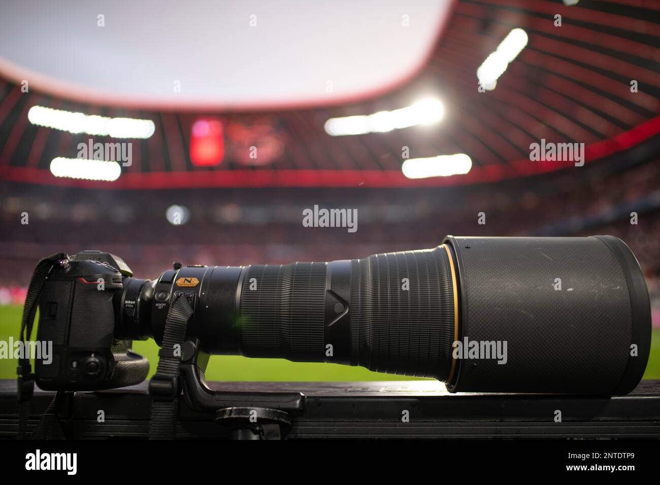 Nikon Z9 mit AF-S 400 2, 8 FL ED VR eines Sportfotografen, der sich gegen die Schiene lehnt, Allianz Arena, München, Bayern, Deutschland Stockfoto