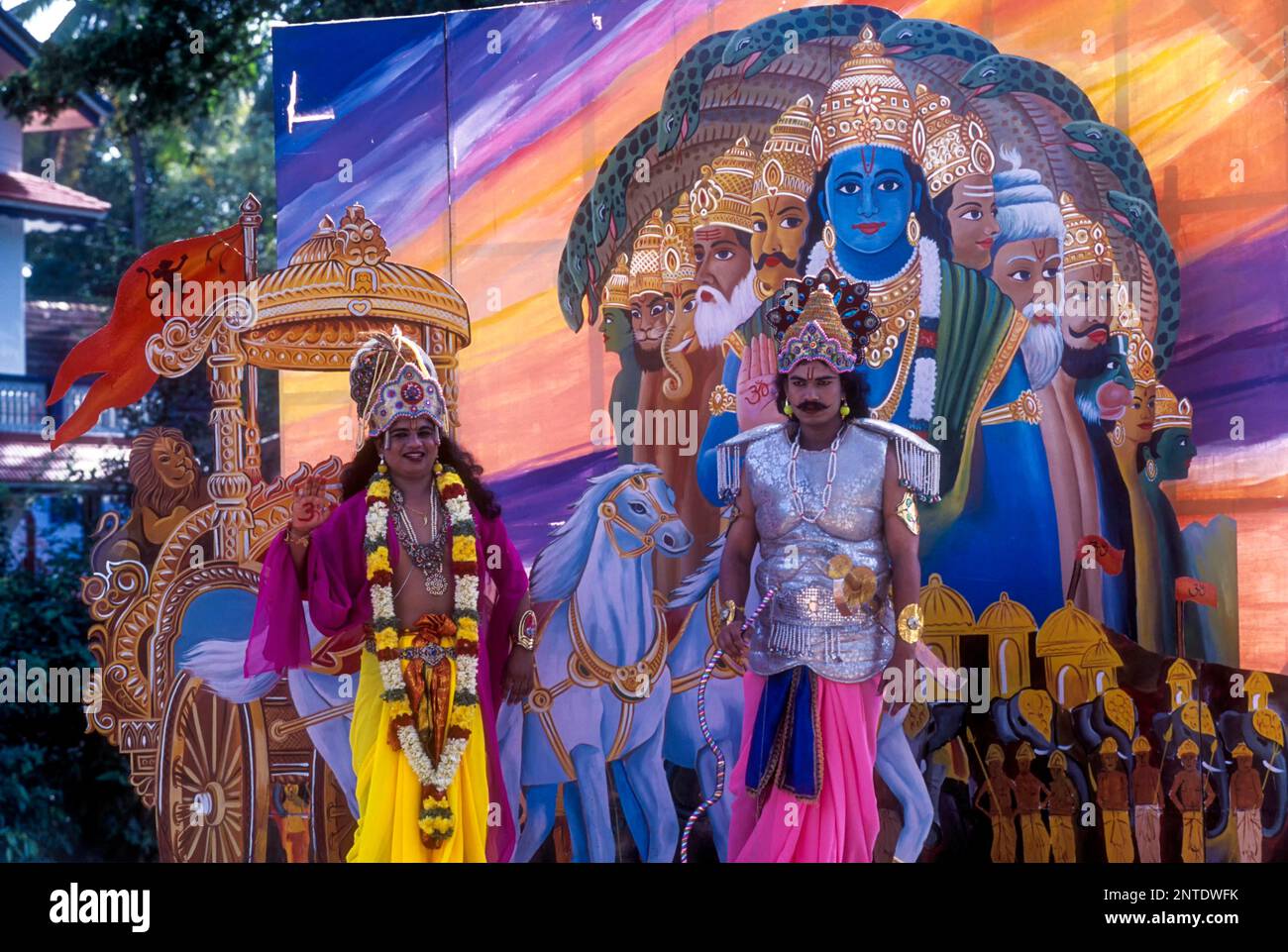 Theaterkünstler in einer Festivalprozession, gekleidet wie lord Vishnu und Arjunan in Thrissur oder Trichur, Kerala, Indien, Asien Stockfoto