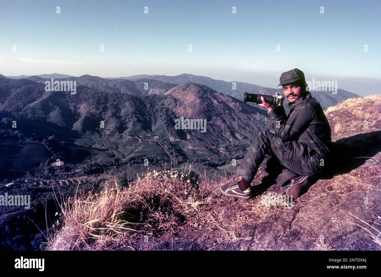 Ein Naturfotograf im Rajamalai (Eravikulam) Nationalpark, Munnar, Kerala, Indien, Asien Stockfoto