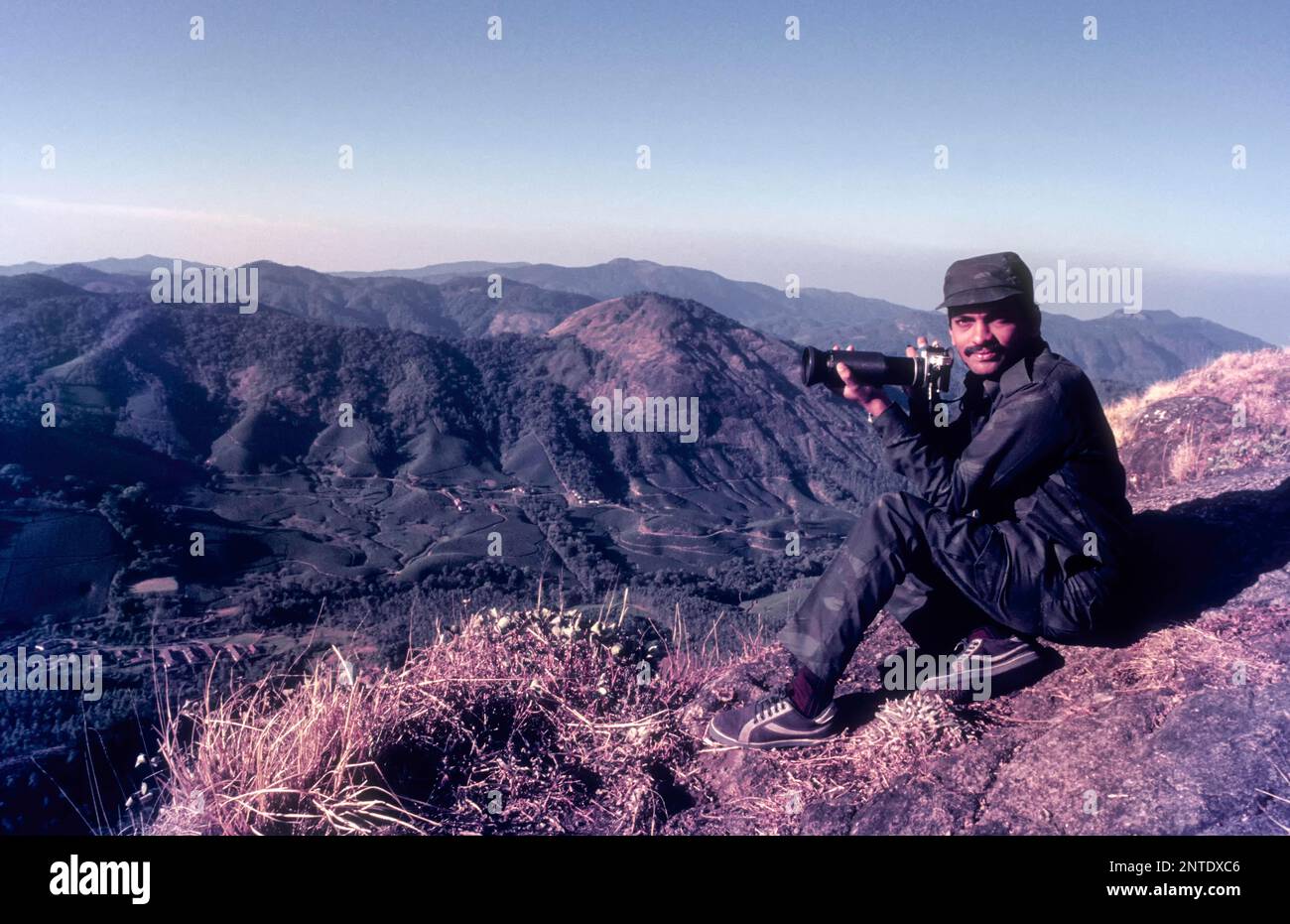Ein Naturfotograf im Rajamalai (Eravikulam) Nationalpark, Munnar, Kerala, Indien, Asien Stockfoto