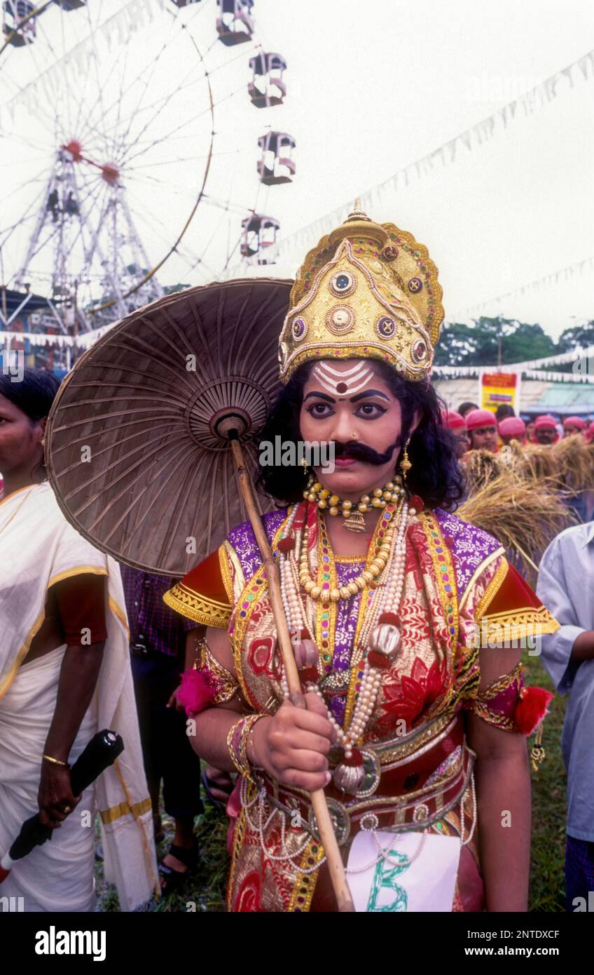 Maveli oder König Mahabali Model Dressing mit Ornamenten und Schirm für das onam Festival in Kerala, Südindien, Indien, Asien Stockfoto