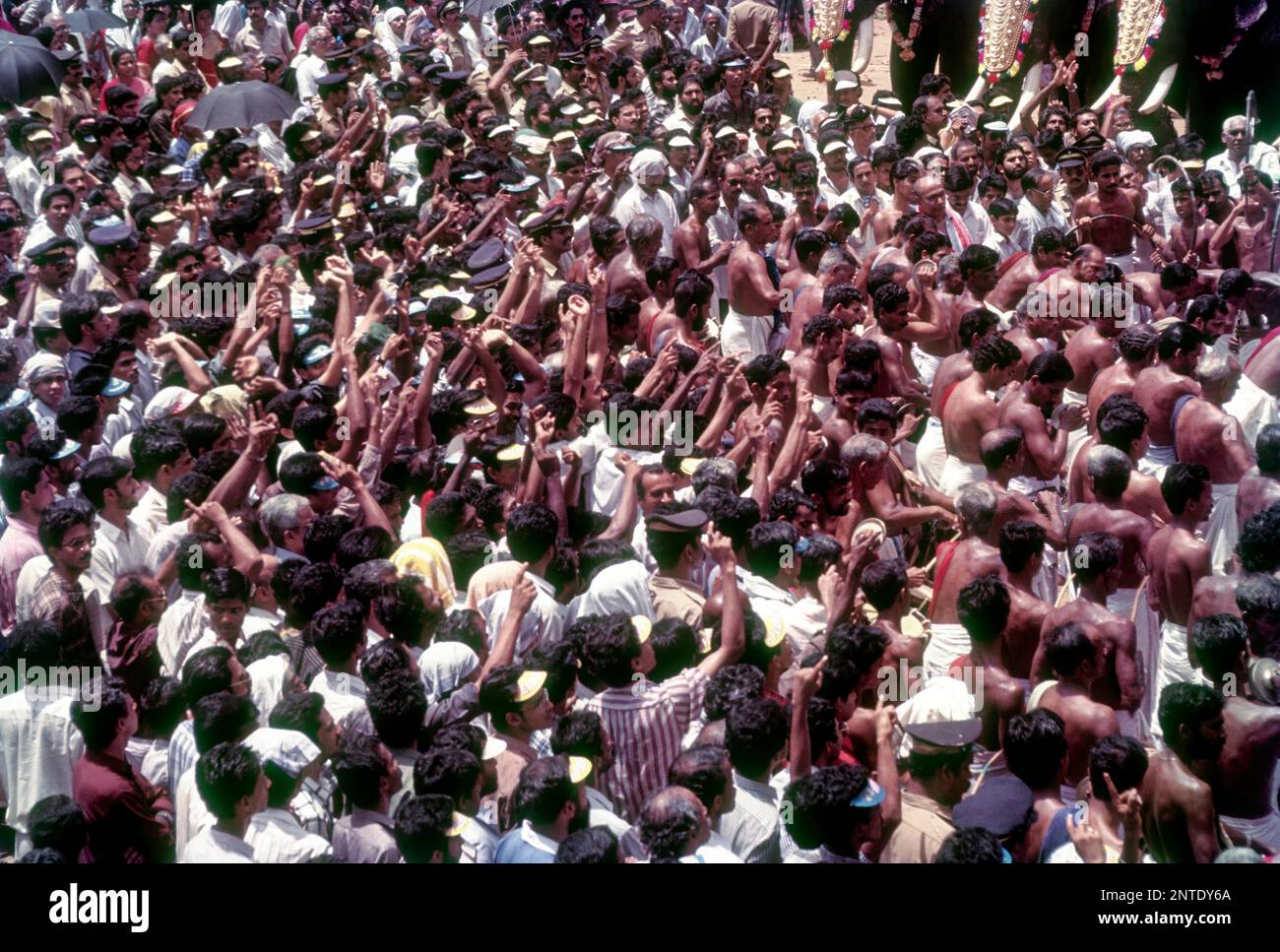 Menschen winken dem Rhythmus der Musik Pooram Festival Thrissur Trichur, Kerala, Südindien, Indien, Asien Stockfoto