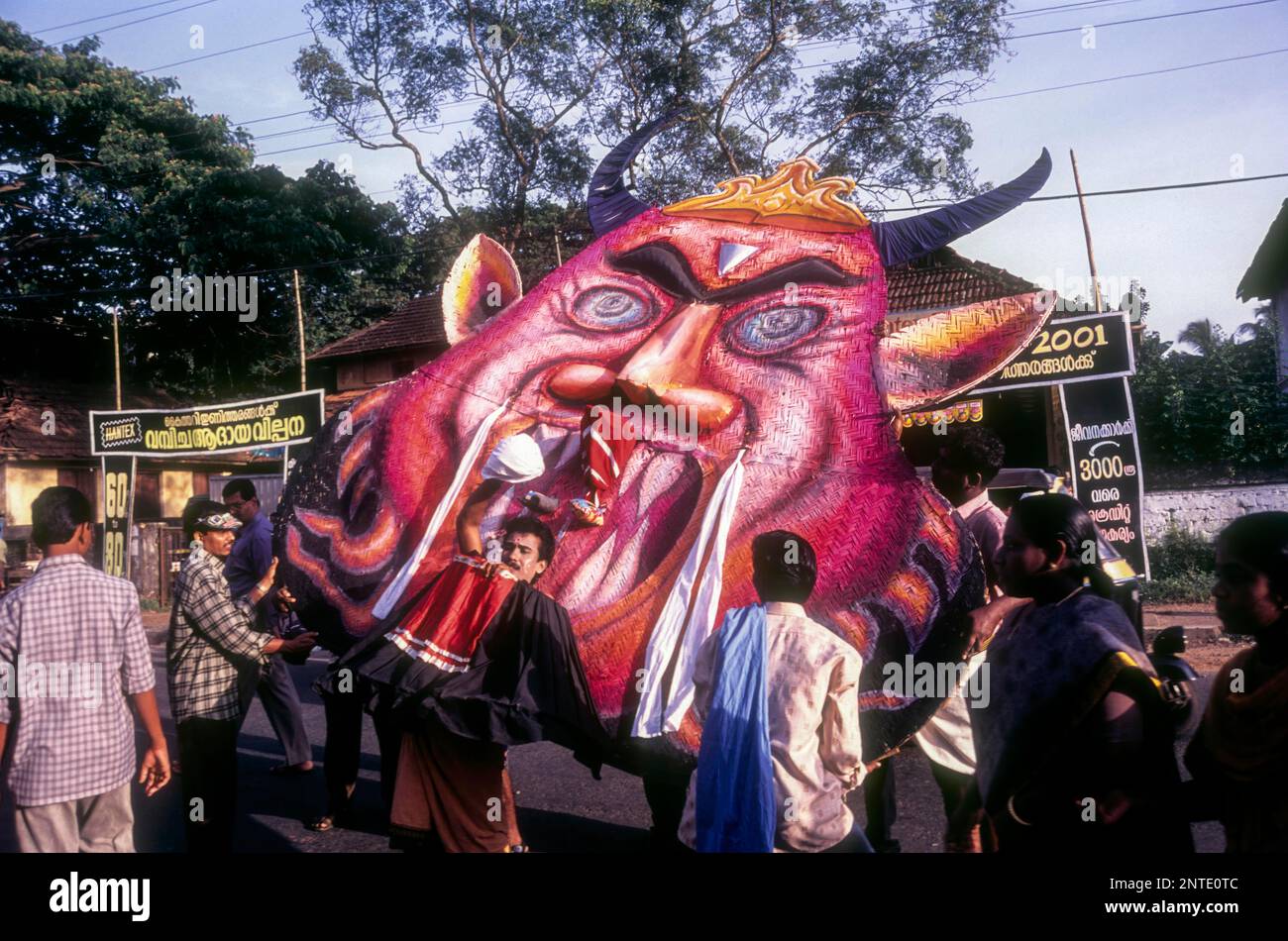 Eine Person mit einer Bullenmaske in einer Festprozession, Thrissur Trichur, Kerala, Südindien, Indien, Asien Stockfoto