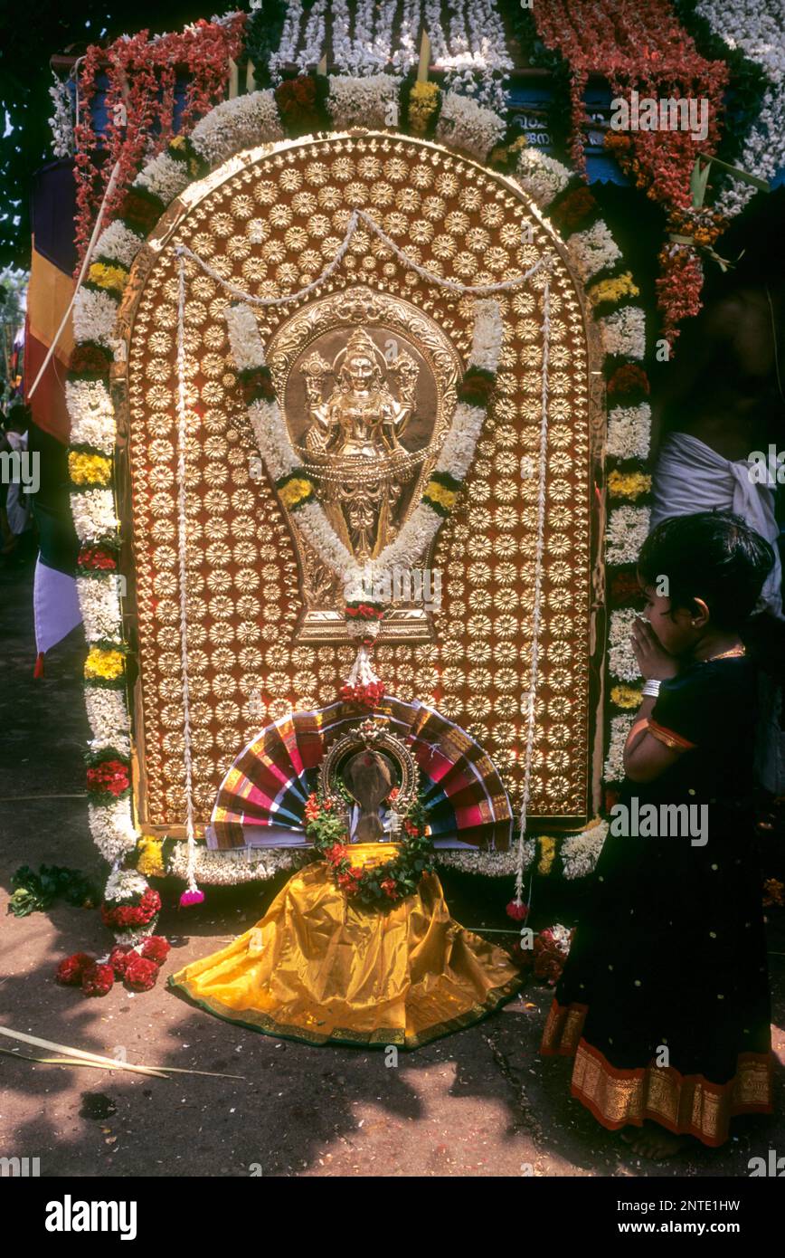 Ein Mädchen, das Devi Thidambu anbetet, Pooram Festival im Uthralikkavu Bhagavathi Tempel nahe Thrissur Trichur Kerala, Südindien, Indien, Asien Stockfoto