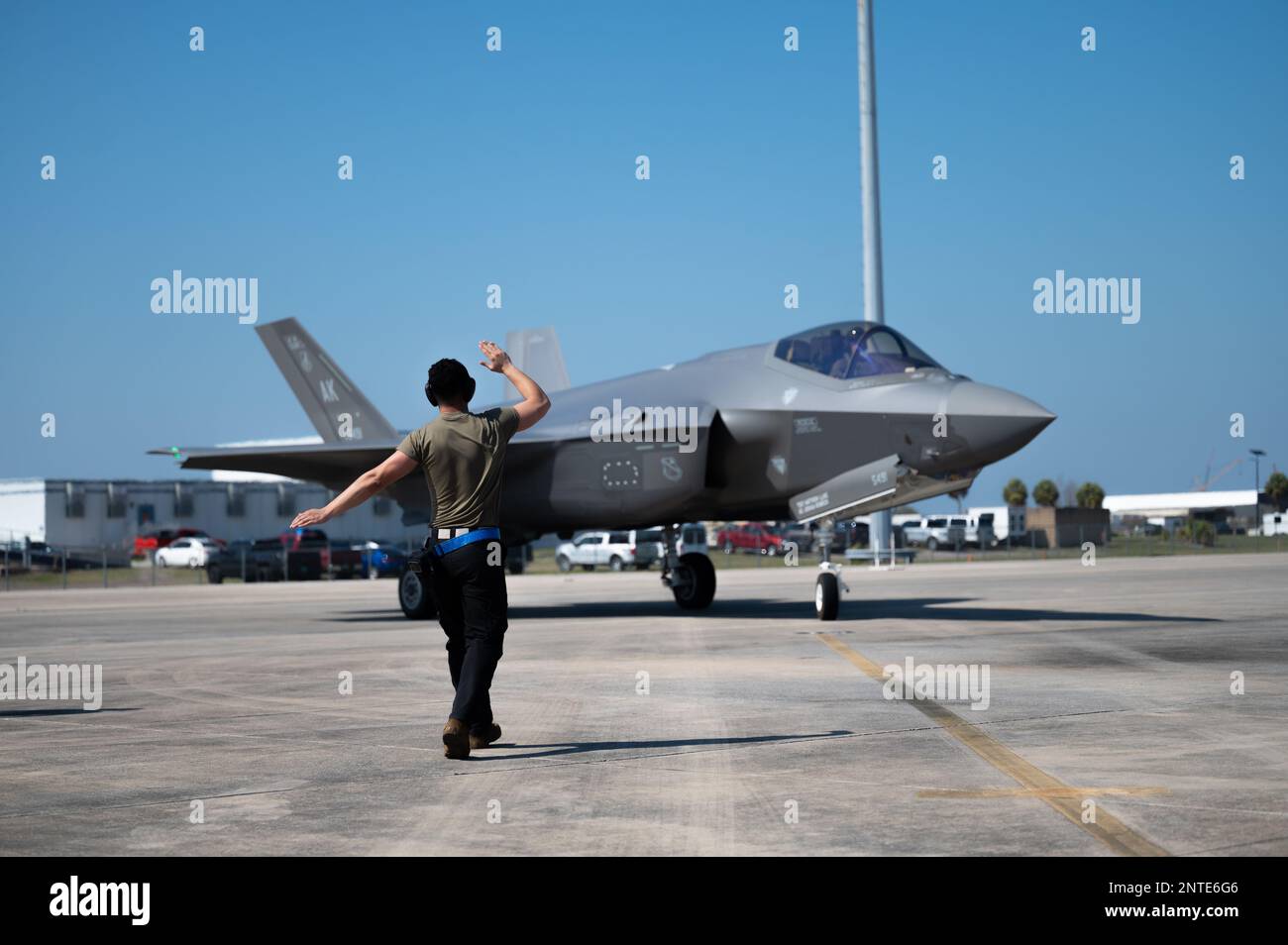 USA Airman First Class Bryan Arancibia, 355. Aircraft Maintenance Squadron Crew Chief, signalisiert an einen F-35A Lightning II Piloten, der dem 354. Fighter Wing, Eielson Air Force Base, Alaska, während des Weapons System Evaluation Program 23,05 in Tyndall AFB, Florida, am 22. Februar 2023 zugeteilt wurde. Bei den WSEP handelt es sich um formelle, zweiwöchige Evaluierungsübungen, mit denen die Fähigkeiten eines Geschwaders zur Durchführung von Feuerwaffensystemen während Luft-Luft-Ausbildungsmissionen getestet werden sollen. (USA Air Force Photo von Senior Airman Anabel Del Valle) Stockfoto