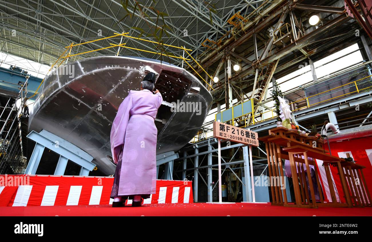 Kawasaki Heavy Industries Ltd. holds a groundbreaking ceremony of its Jetfoil vessel at a Kobe factory in Hyogo Prefecturei on May 30, 2019, as a Shinto priest performs. Kawasaki acquired a Jetfoil license from US Boeing, which has stopped producing and has started to manufacture the jetfoil for the first time in twenty-five years. The jetfoil is capable of cruising at 80km/h. ( The Yomiuri Shimbun via AP Images ) Stockfoto