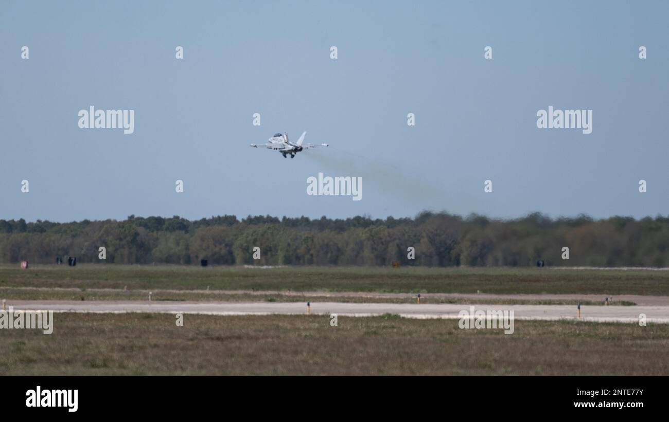 Ein EA-18G Growler, der dem 134. Electronic Attack Squadron, Naval Air Station Whidbey Island, Washington, zugeteilt ist, fliegt am MacDill Air Force Base, Florida, 26. Februar 2023. Die EA-18G ist die fortschrittlichste Technologie der Navy bei elektronischen Luftangriffen und ist die erste Verteidigungslinie in feindlichen Umgebungen. (USA Air Force Foto von Airman 1. Class Zachary Foster) Stockfoto