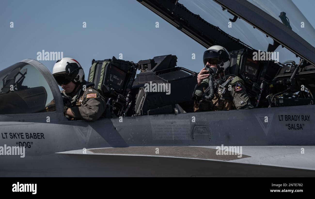 Piloten, die der 134. Electronic Attack Squadron, Naval Air Station Whidbey Island, Washington, zugeteilt wurden, führen an Bord eines EA-18G Growler am MacDill Air Force Base, Florida, am 26. Februar 2023 einen Audiotest durch. Die EA-18G ist das erste elektronische Kriegsflugzeug seit mehr als 35 Jahren. Sie ist mit einer neu entwickelten elektronischen Kriegsführung ausgestattet, die eine Vielzahl von feindlichen Verteidigungsmissionen durchführen kann. (USA Air Force Foto von Airman 1. Class Zachary Foster) Stockfoto