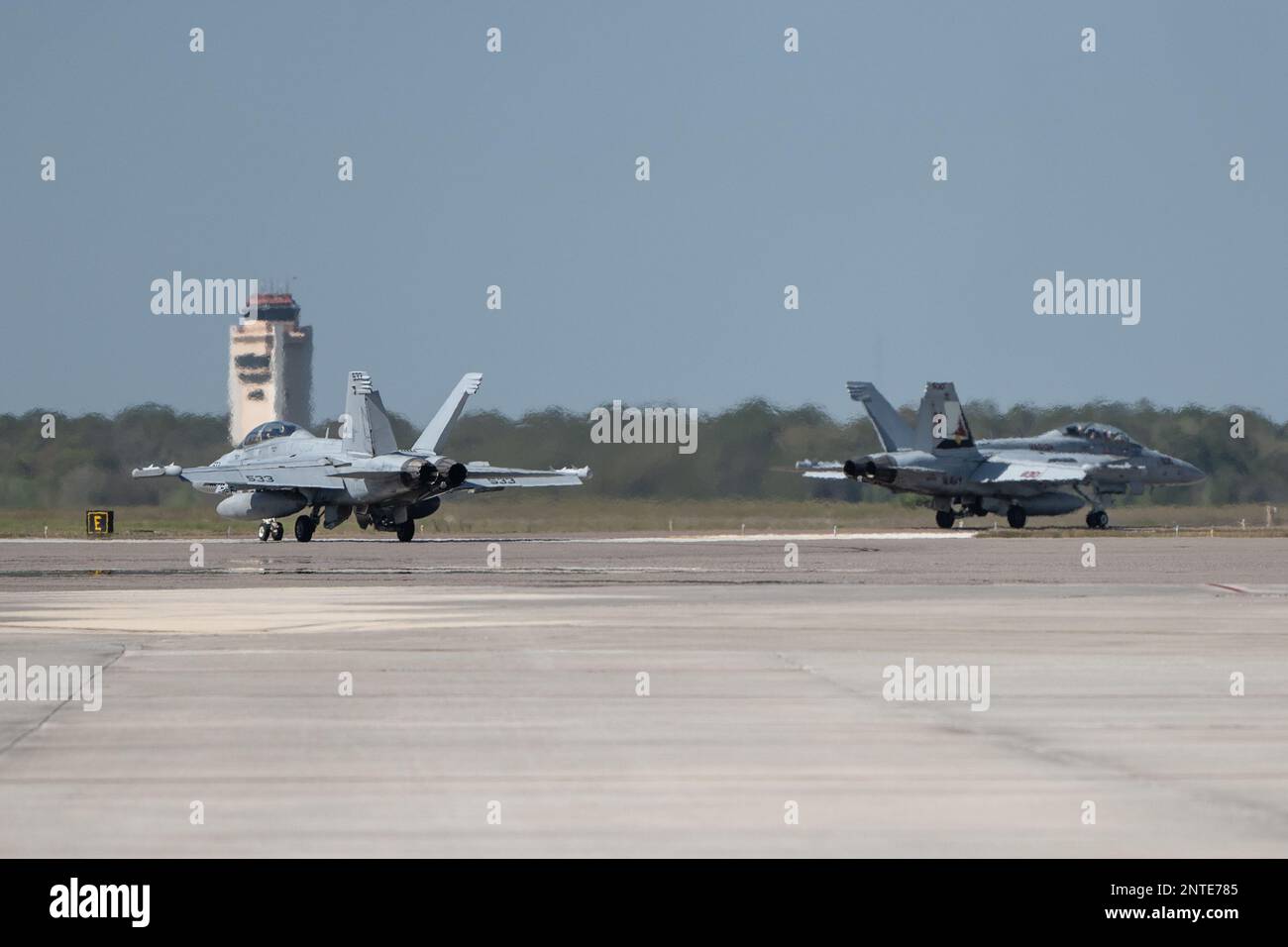 EA-18G Growlers, zugewiesen zur 134. Electronic Attack Squadron, Naval Air Station Whidbey Island, Washington, Taxi die Fluglinie runter auf der MacDill Air Force Base, Florida, 26. Februar 2023. Die EA-18G ist die fortschrittlichste Technologie der Navy bei elektronischen Luftangriffen und ist die erste Verteidigungslinie in feindlichen Umgebungen. (USA Air Force Foto von Airman 1. Class Zachary Foster) Stockfoto