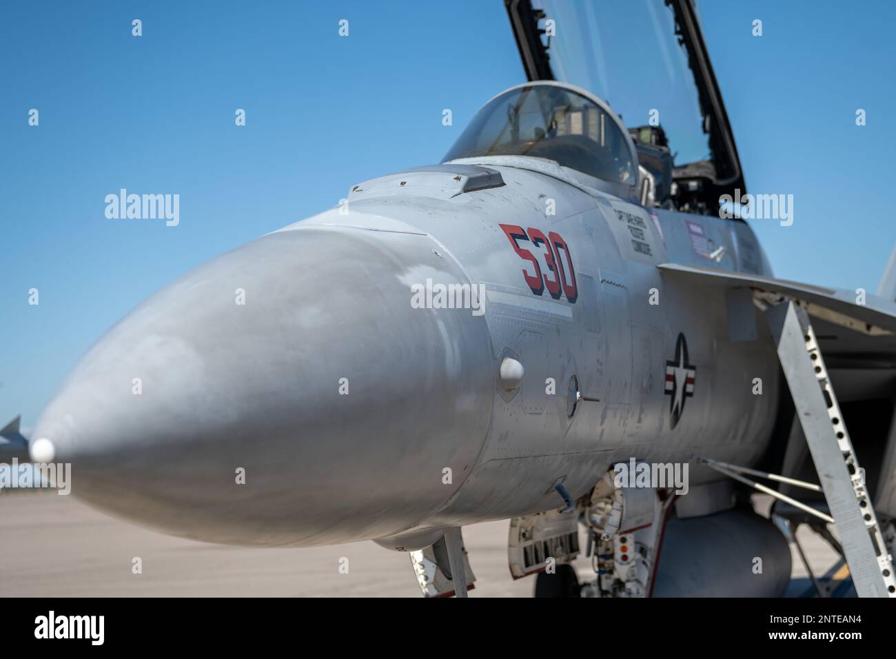 EIN US-AMERIKANISCHER Navy EA-18G Growler, der dem 134. Electronic Attack Squadron, Naval Air Station Whidbey Island, Washington, zugeteilt ist, wird auf der Fluglinie am MacDill Air Force Base, Florida, angezeigt, 26. Februar 2023. Die EA-18G ist das erste elektronische Kriegsflugzeug seit mehr als 35 Jahren. Sie ist mit einer neu entwickelten elektronischen Kriegsführung ausgestattet, die eine Vielzahl von feindlichen Verteidigungsmissionen durchführen kann. (USA Air Force Foto von Airman 1. Class Zachary Foster) Stockfoto