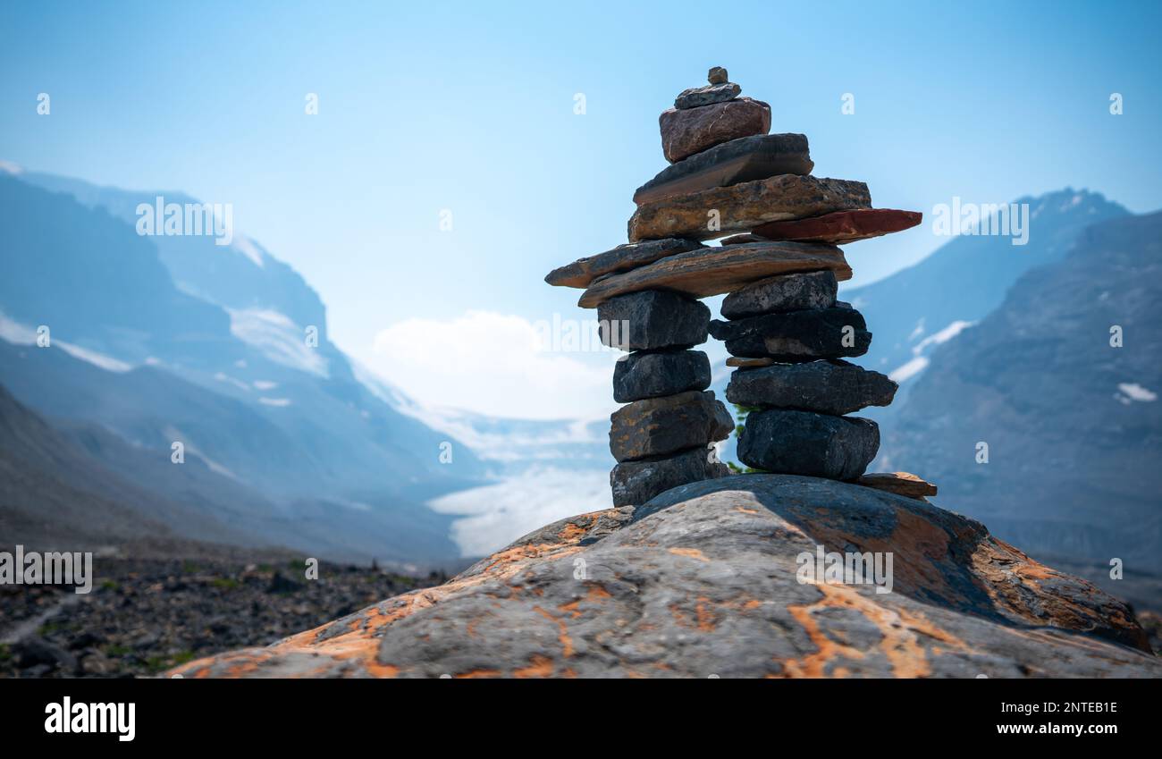 Inspirierender Blick auf die Inukshuk-Landschaft der Kanadia rockies und des Athabasca-Gletschers. Stockfoto