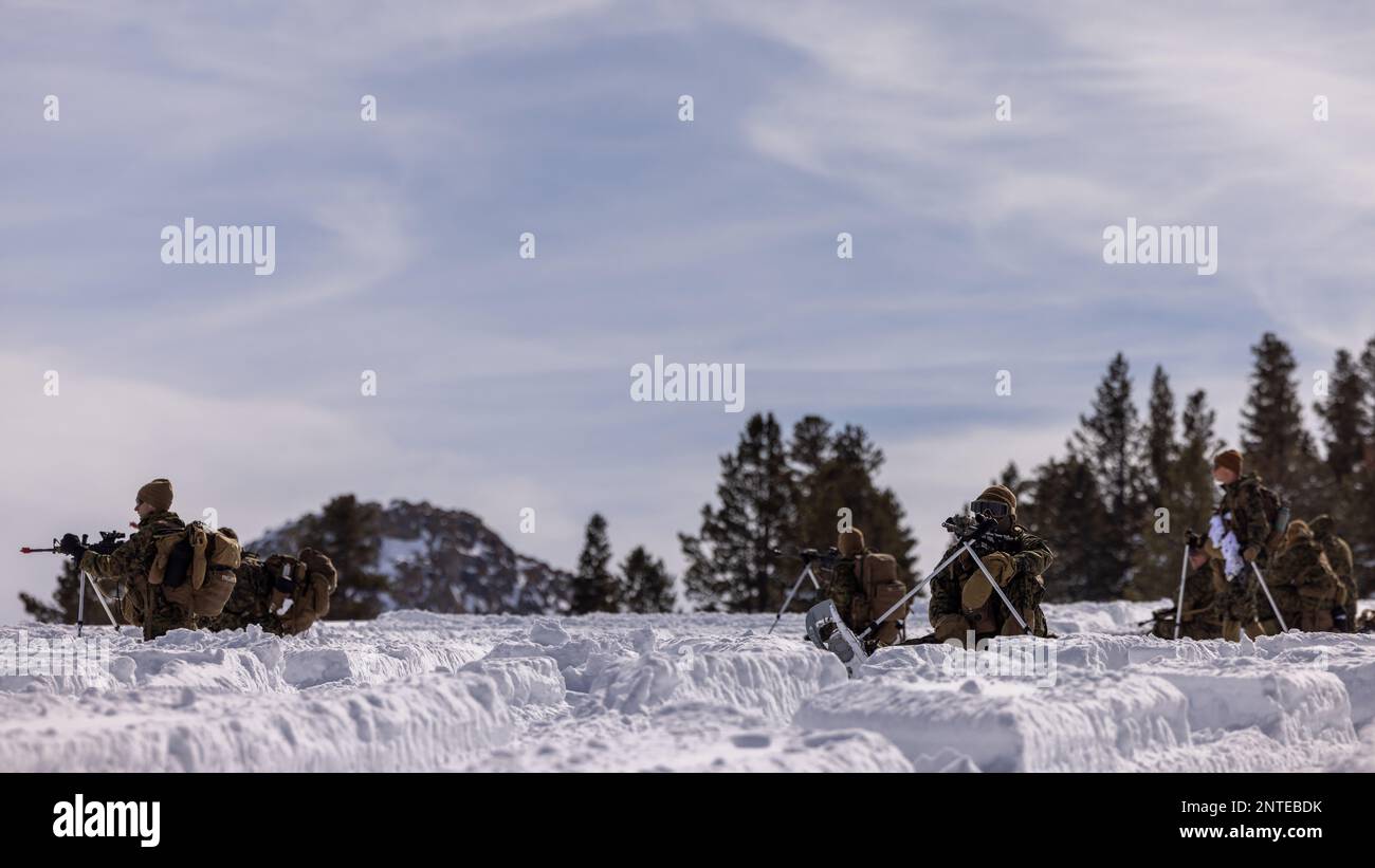 USA Marines mit 2D. Bataillon, 8. Marineregiment, 2D. Marine Division, Sicherheitsvorkehrungen während der Mountain Warfare Training Übung 2-23 im Marine Corps Mountain Warfare Training Center, Bridgeport, Kalifornien, 7. Februar 2023. MTX bereitet die Einheiten auf das Überleben vor und führt im Winter längere Einsätze in bergigem Gelände durch. (USA Marinekorps Foto von Lance CPL. Ryan Ramsammy) Stockfoto