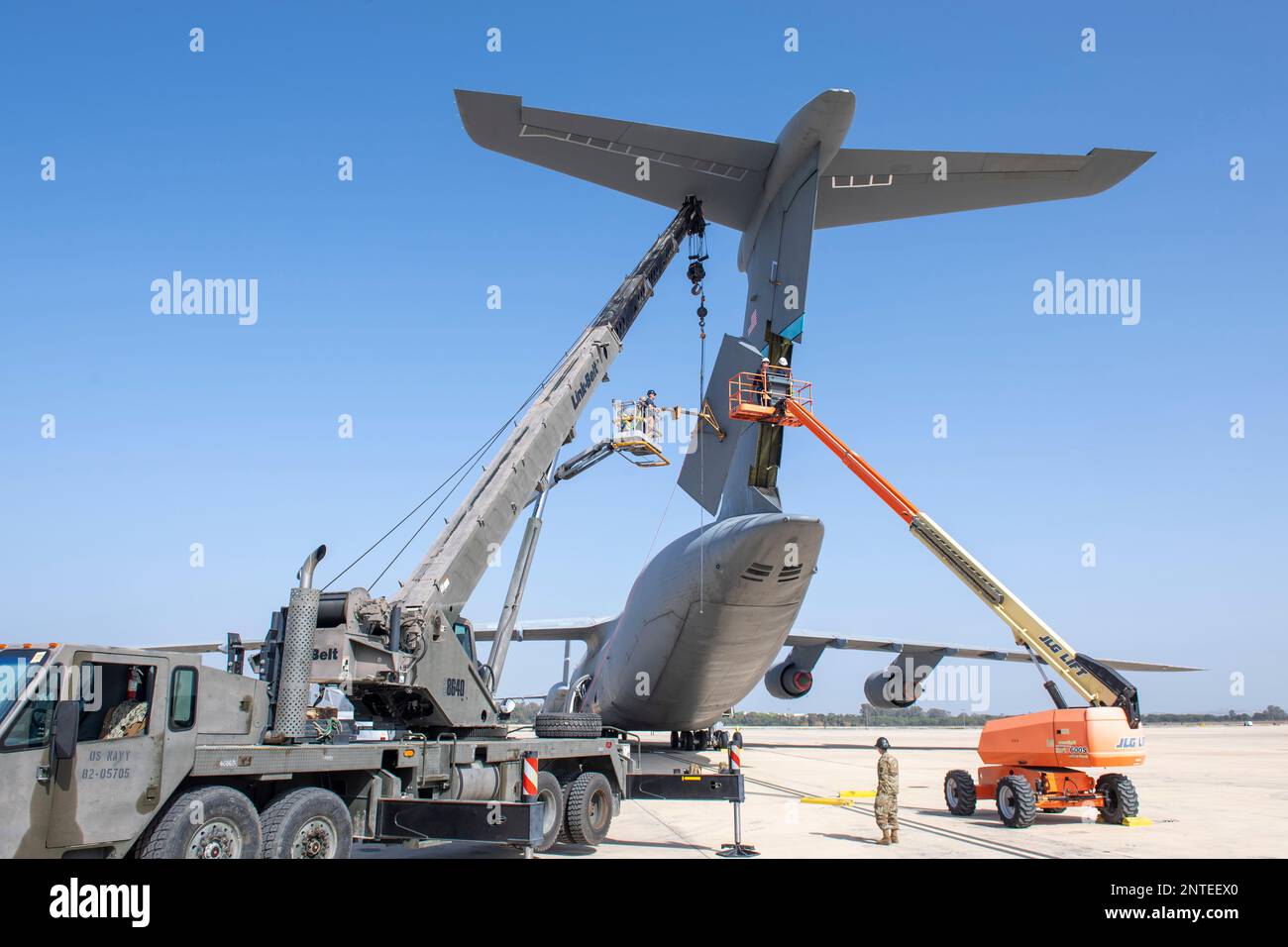 MARINESTÜTZPUNKT ROTA, Spanien (22. Februar 2023) Seebäume, die dem mobilen Naval Construction Battalion (NMCB) 1, NMCB 11 und dem Air Force-Personal des 436. Wartungsgeschwaders (MXS) zugeteilt sind, installieren ein neues Heckruder auf einer C5 Super Galaxy. Diese Instandhaltungsentwicklung wurde zum ersten Mal außerhalb des Luftwaffenstützpunkts Dover abgeschlossen. NMCB 1 ist Teil des Navy Expeditionary Combat Command und ist dem Commander der Task Force 68 für den Einsatz in den USA zugewiesen Die Marine setzt sich für das Einsatzgebiet Europa-Afrika ein, um die Interessen der USA, Verbündeten und Partner zu verteidigen. (USA Navy-Foto von Mass Communicatio Stockfoto