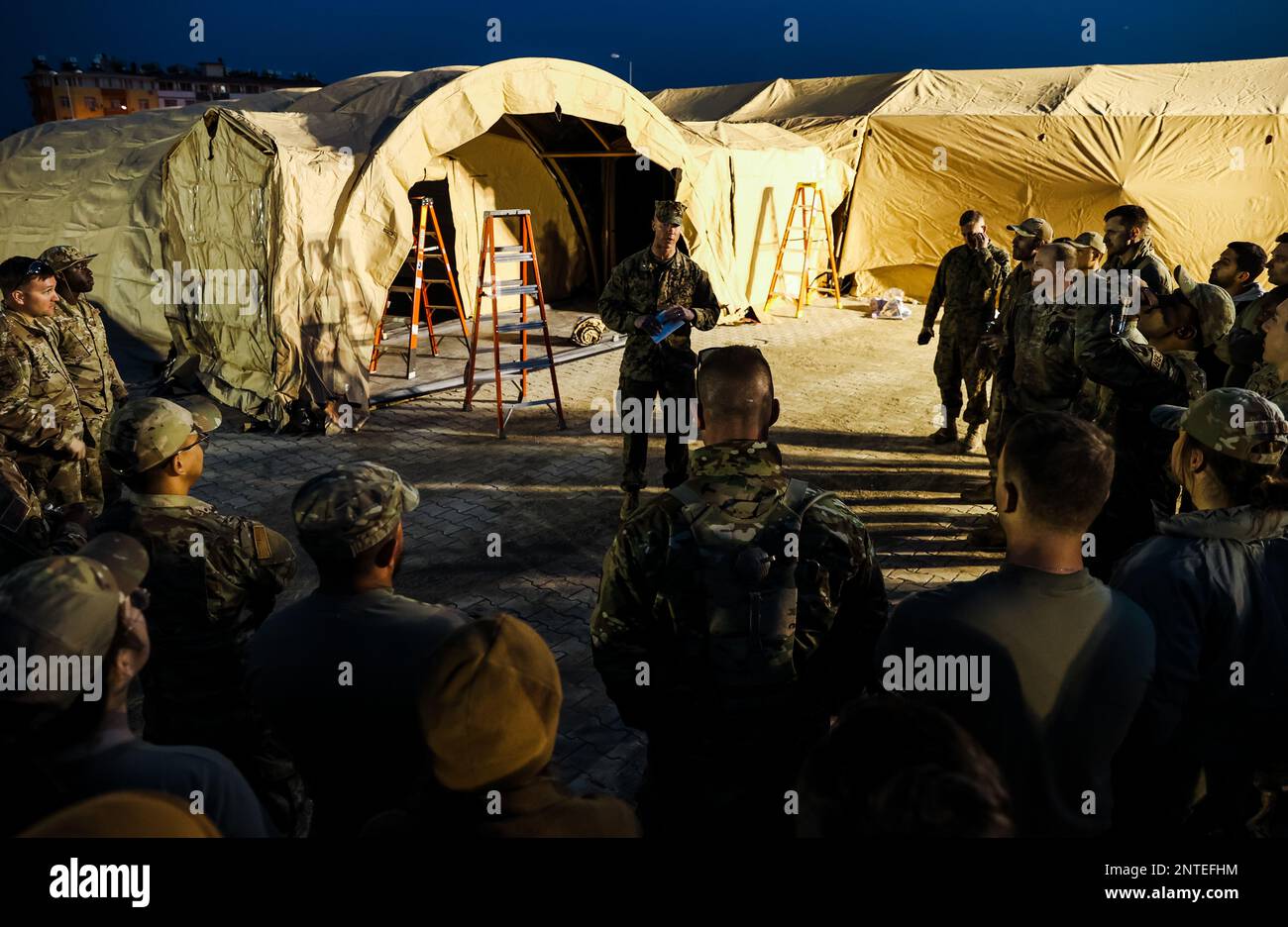 EIN US-AMERIKANISCHER Marine wurde der Task Force 61/2 zugewiesen, führt ein Briefing in Serinyol, Türkiye, am 26. Februar 2023 durch. Auf Ersuchen der türkischen Regierung wird das US-Militär, das der Task Force 61/2 und 39. Air Base Wing zugewiesen ist, mit dem Bau eines Feldlazaretts für die von den Erdbeben vom Februar 6 betroffenen Bürger beauftragt. Task Force 61/2 (TF 61/2) ist unter den USA tätig Sechste Flotte, USA Naval Forces Europe (NAVEUR) und USA Europäisches Kommando im Rahmen der internationalen Katastrophenhilfe der Türkei. (USA Marine Corps Foto von Sergeant James Bourgeois/Released) Stockfoto