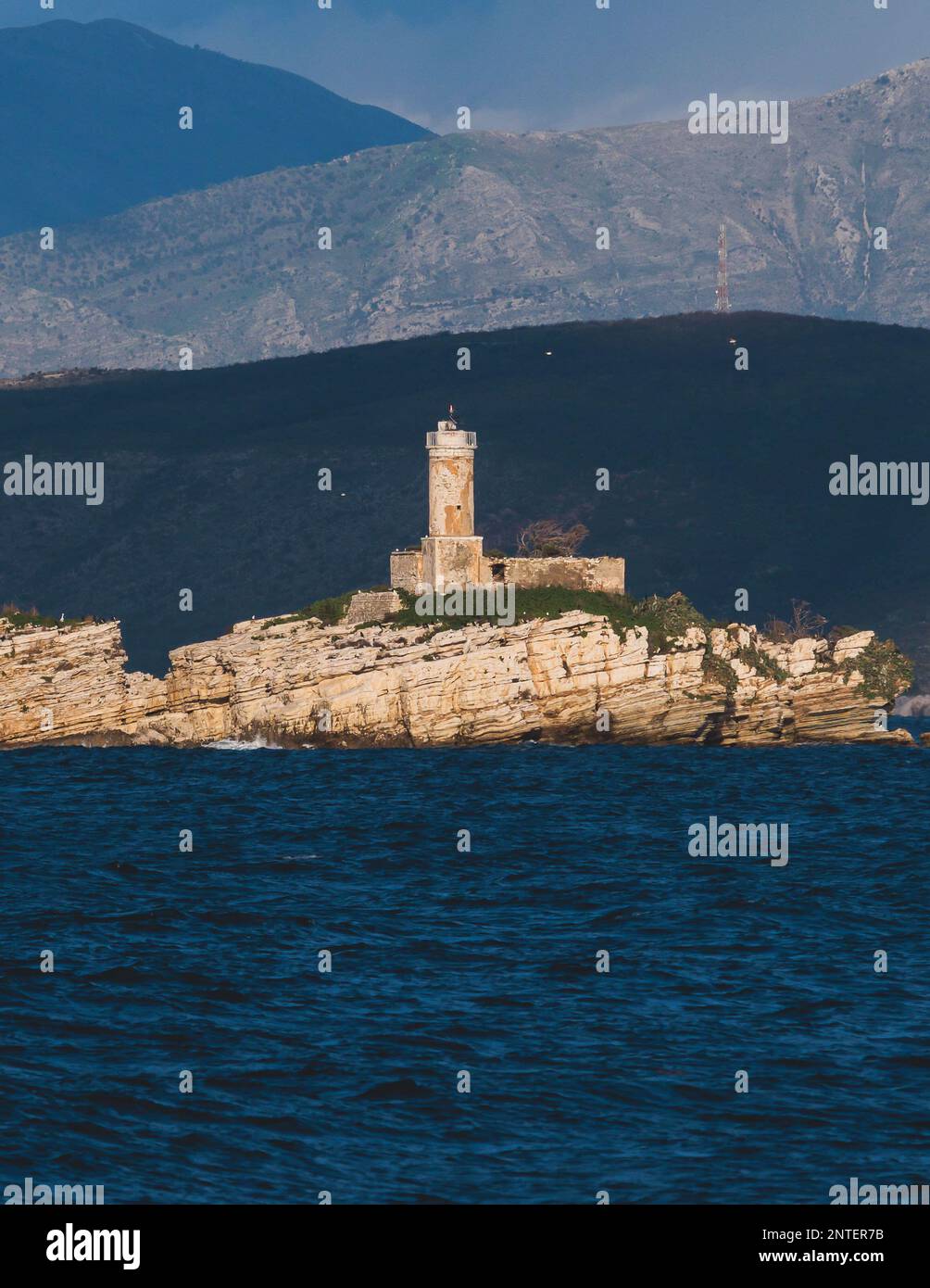 Blick auf den Leuchtturm von Peristeres Kaparelli auf einer Insel im Ionischen Meer, Griechenland, vom Dorf Kassiopi, der Insel Korfu, mit Albanien la Stockfoto