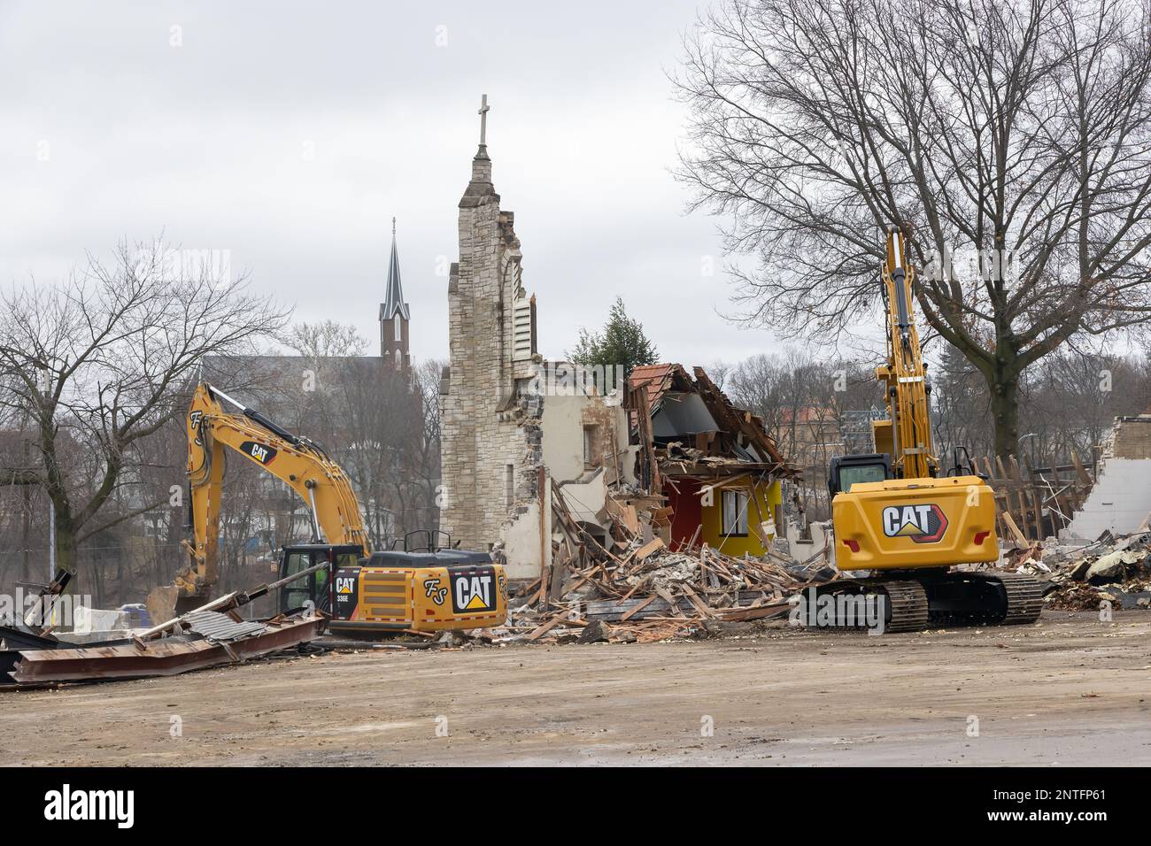 Abriss der Evangelischen Lutherischen Dreifaltigkeitskirche in Burlington, Iowa, USA am 27. Februar 2023. Die Kirche wurde irreparabel von einem Naturtalent beschädigt Stockfoto