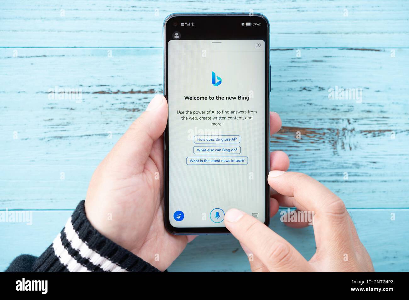 Zhongshan China-Feb 28,2023:Mann chattet mit dem neuen Bing über Mobilgerät bei horizontaler Komposition. Stockfoto