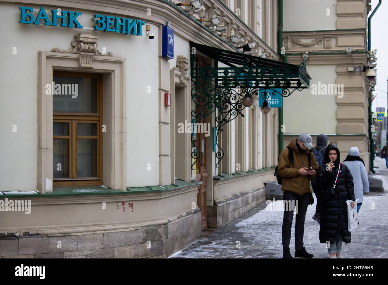 Moskau, Russland. 27. Februar 2023. Die Leute gehen an der Zenit Bank in Moskau vorbei. Das Vereinigte Königreich setzte die Bank auf die schwarze Liste, die die Konten und Vermögenswerte der bankís im Vereinigten Königreich sperrte und es ihren Bürgern und Unternehmen untersagte, Transaktionen mit der Bank zu tätigen. Kredit: SOPA Images Limited/Alamy Live News Stockfoto