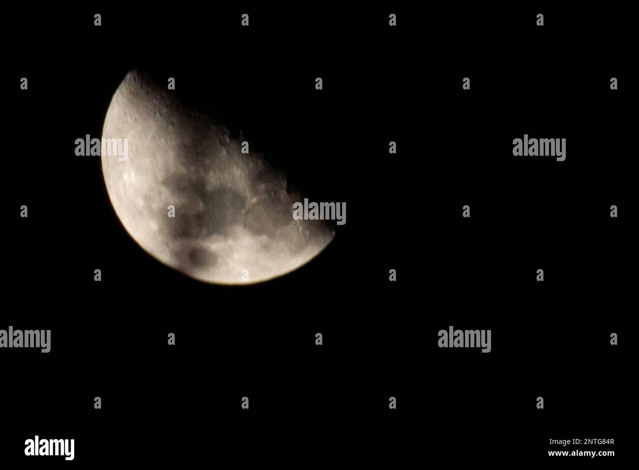 Rio de Janeiro, Rio de Janeiro, Brasilien. 27. Februar 2023. (INT) der Halbmond in Rio de Janeiro. 27. Februar 2023, Rio de Janeiro, Brasilien: Der Halbmond ist die Phase, in der der Mond einen Winkel von 90Ã‚Â Ã‚Â¼° zur Erde bildet und wir von seiner Oberfläche sehen können. Die Form des Mondes ist halbkreisförmig, und die Seite des Mondes, die in dieser Phase erscheint, hängt davon ab, von welcher Hemisphäre der Beobachter sie sieht. Im Falle der südlichen Hemisphäre ist der konvexe Teil des Mondes nach Westen gerichtet.Kredit: Erica Martin/Thenews2 (Kredit: © Erica Martin/TheNEWS2 via ZU Stockfoto