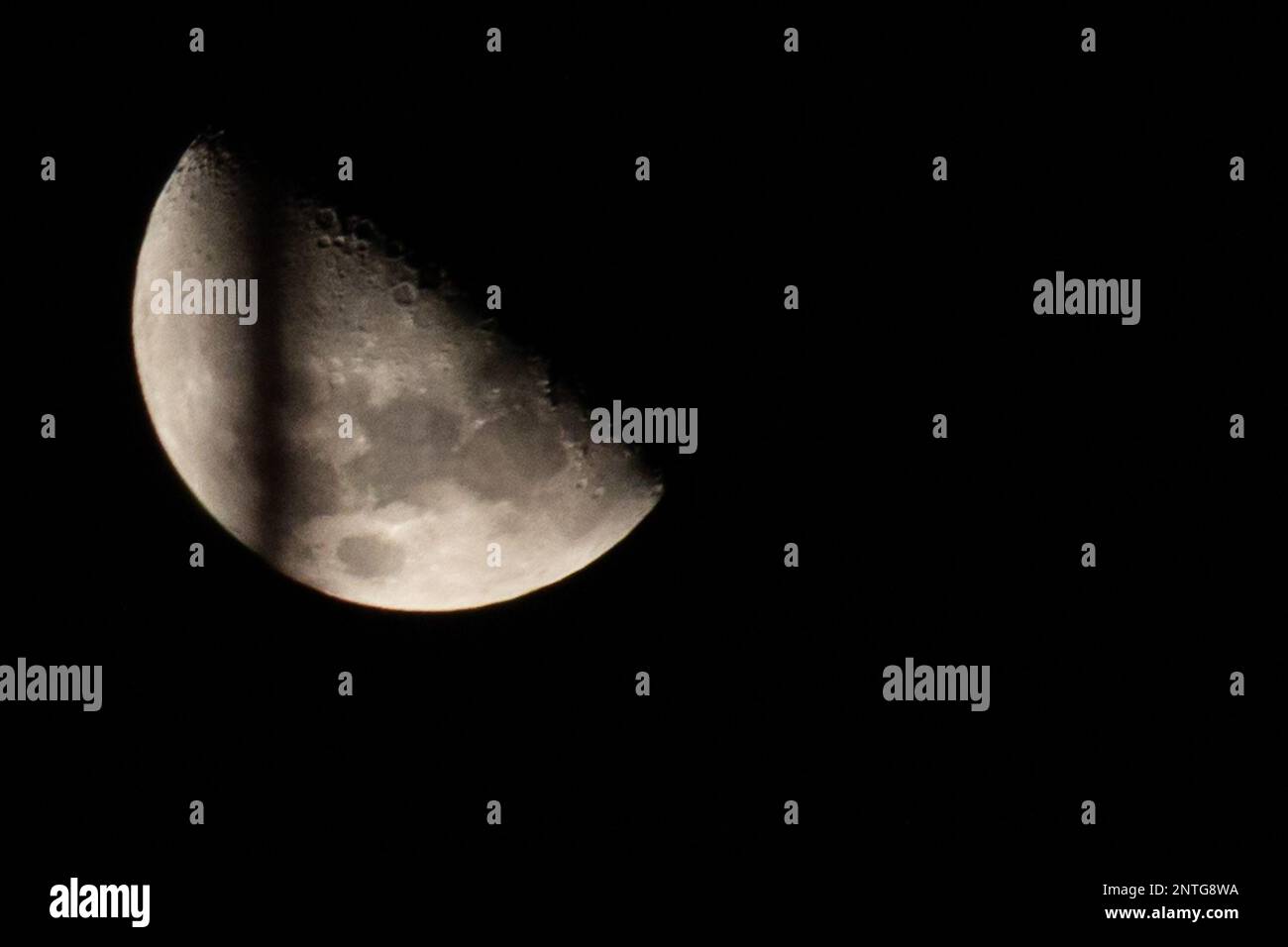 Rio de Janeiro, Rio de Janeiro, Brasilien. 27. Februar 2023. (INT) der Halbmond in Rio de Janeiro. 27. Februar 2023, Rio de Janeiro, Brasilien: Der Halbmond ist die Phase, in der der Mond einen Winkel von 90Ã‚Â Ã‚Â¼° zur Erde bildet und wir von seiner Oberfläche sehen können. Die Form des Mondes ist halbkreisförmig, und die Seite des Mondes, die in dieser Phase erscheint, hängt davon ab, von welcher Hemisphäre der Beobachter sie sieht. Im Falle der südlichen Hemisphäre ist der konvexe Teil des Mondes nach Westen gerichtet.Kredit: Erica Martin/Thenews2 (Kredit: © Erica Martin/TheNEWS2 via ZU Stockfoto