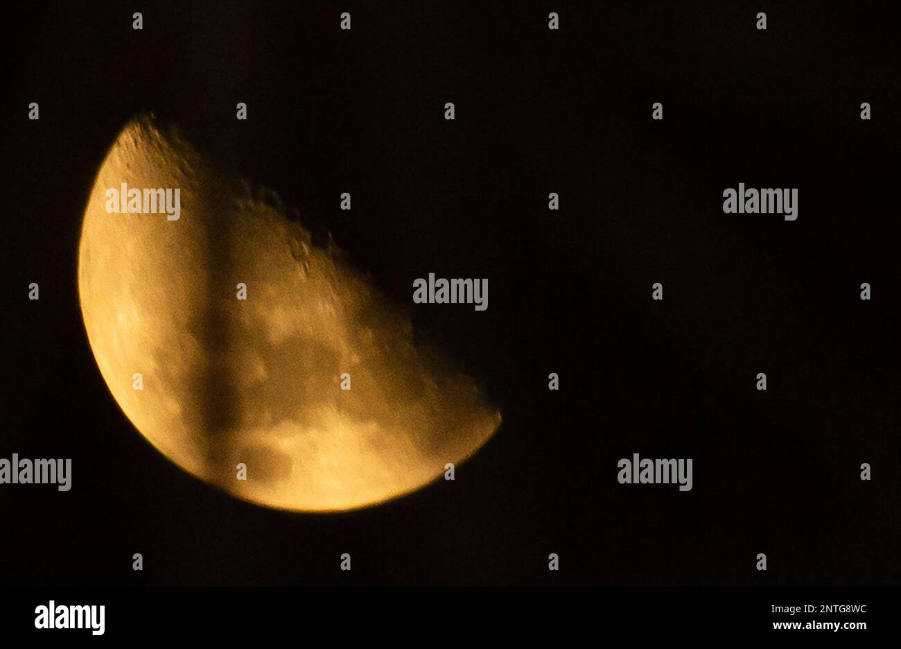 Rio de Janeiro, Rio de Janeiro, Brasilien. 27. Februar 2023. (INT) der Halbmond in Rio de Janeiro. 27. Februar 2023, Rio de Janeiro, Brasilien: Der Halbmond ist die Phase, in der der Mond einen Winkel von 90Ã‚Â Ã‚Â¼° zur Erde bildet und wir von seiner Oberfläche sehen können. Die Form des Mondes ist halbkreisförmig, und die Seite des Mondes, die in dieser Phase erscheint, hängt davon ab, von welcher Hemisphäre der Beobachter sie sieht. Im Falle der südlichen Hemisphäre ist der konvexe Teil des Mondes nach Westen gerichtet.Kredit: Erica Martin/Thenews2 (Kredit: © Erica Martin/TheNEWS2 via ZU Stockfoto