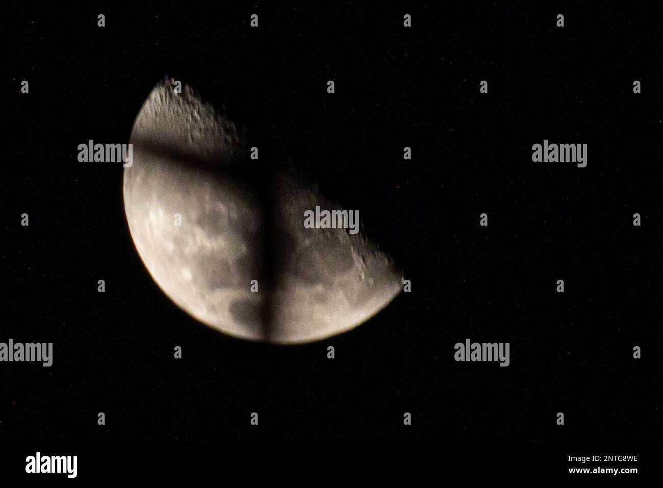 Rio de Janeiro, Rio de Janeiro, Brasilien. 27. Februar 2023. (INT) der Halbmond in Rio de Janeiro. 27. Februar 2023, Rio de Janeiro, Brasilien: Der Halbmond ist die Phase, in der der Mond einen Winkel von 90Ã‚Â Ã‚Â¼° zur Erde bildet und wir von seiner Oberfläche sehen können. Die Form des Mondes ist halbkreisförmig, und die Seite des Mondes, die in dieser Phase erscheint, hängt davon ab, von welcher Hemisphäre der Beobachter sie sieht. Im Falle der südlichen Hemisphäre ist der konvexe Teil des Mondes nach Westen gerichtet.Kredit: Erica Martin/Thenews2 (Kredit: © Erica Martin/TheNEWS2 via ZU Stockfoto