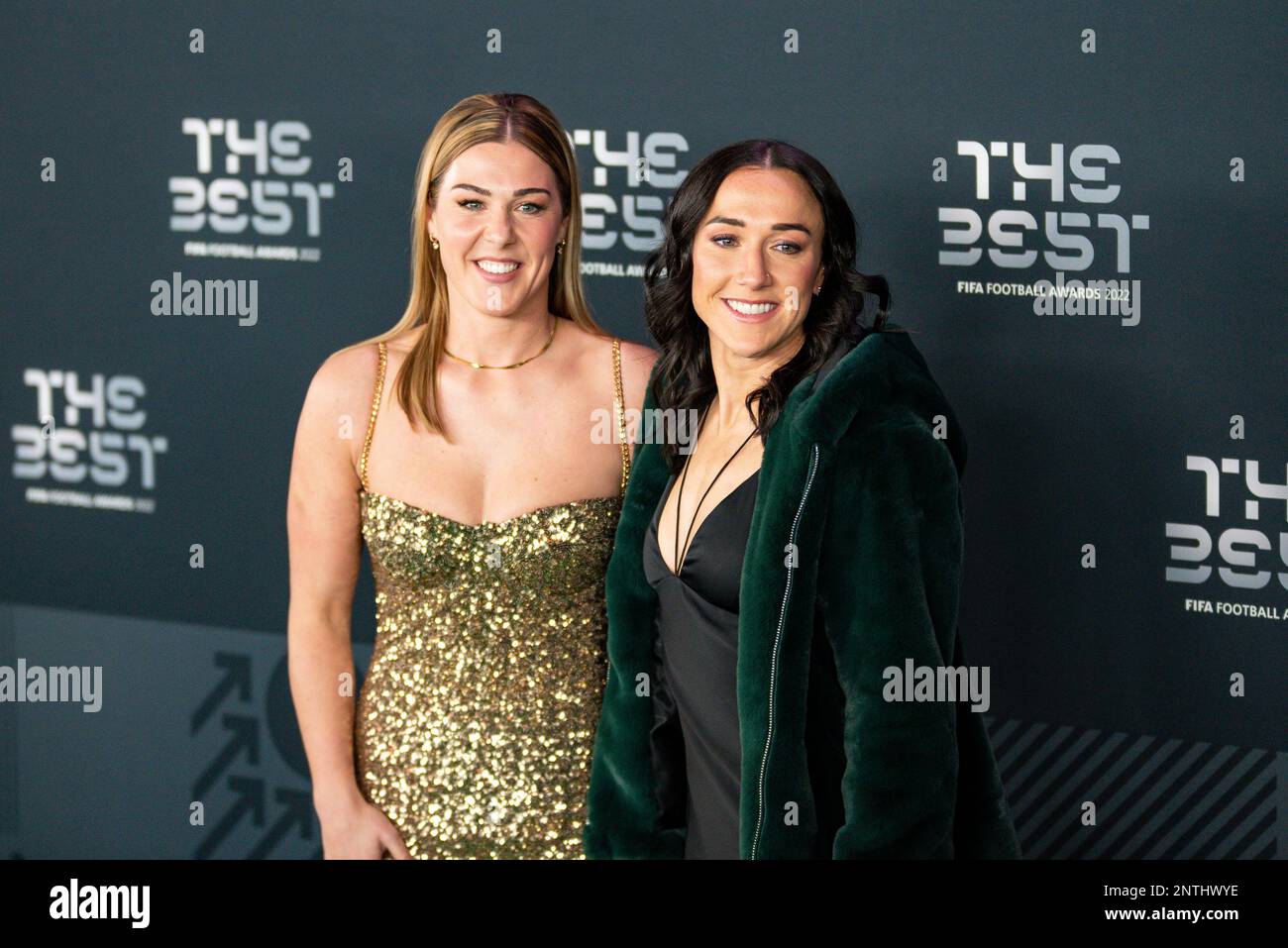 Mary Earps von Manchester United und Lucy Bronze vom FC Barcelona bei den Best FIFA Football Awards 2022 am 27. Februar 2023 in der Salle Pleyel in Paris, Frankreich – Foto: Antoine Massinon / A2M Sport Consulting / DPPI/LiveMedia Stockfoto