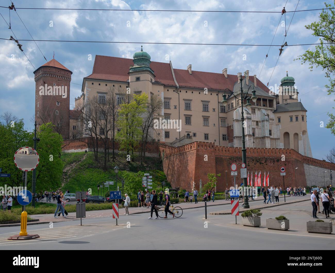 Blick auf das malerische Wawelschloss, die historisch und kulturell bedeutendste Stätte im Zentrum von Kraków, Polen. Stockfoto