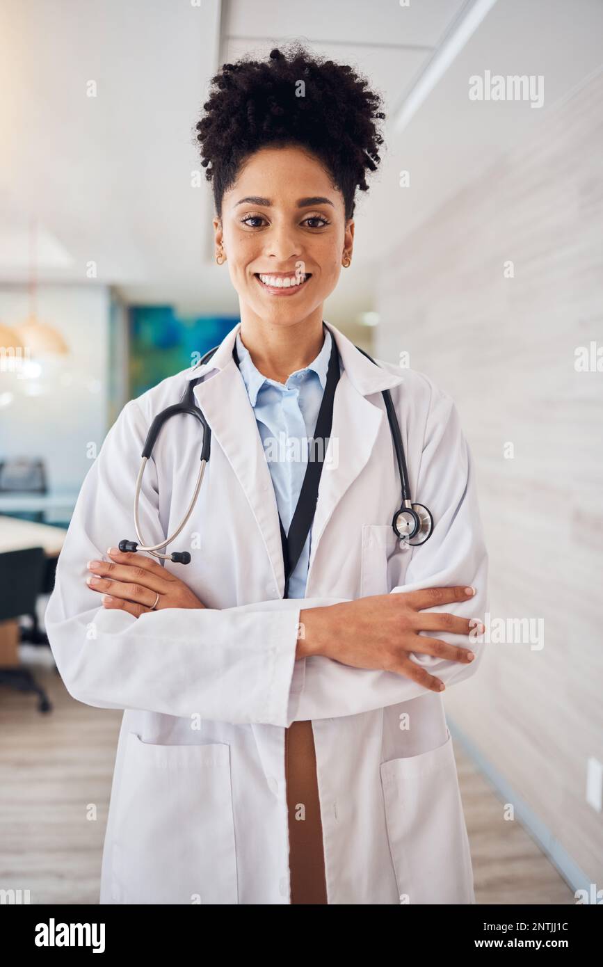 Porträt, schwarze Frau und Arzt verschränkte Arme, Gesundheitsversorgung und Lächeln im Krankenhaus, führend und selbstbewusst. Face, afroamerikanische Chirurgin, Mitarbeiterin Stockfoto