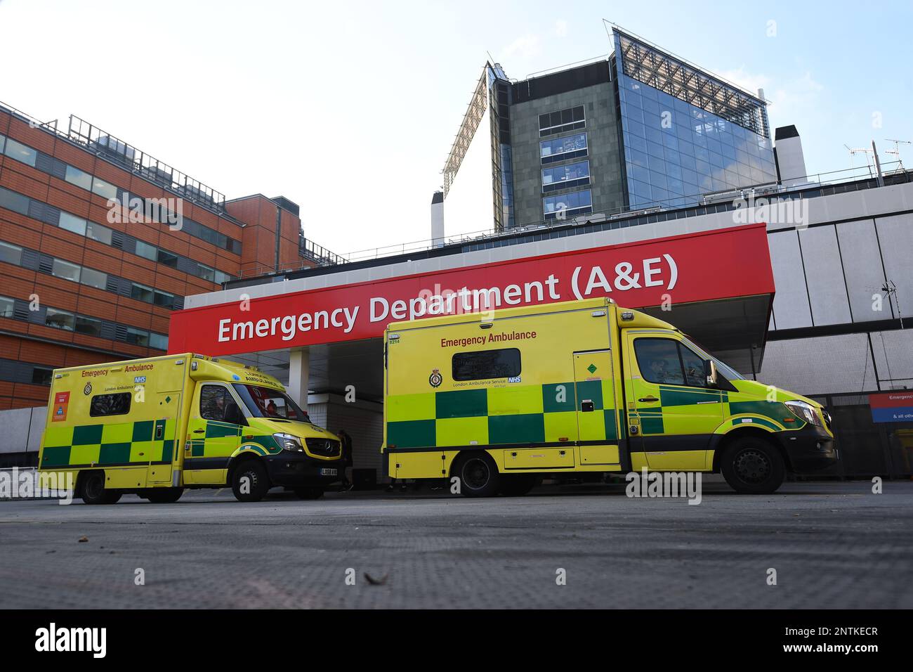 Datei Foto vom 06/02/20 von NHS Krankenwagen geparkt vor der Unfall- und Notaufnahme des St Thomas' Hospital in Central London. Etwa 23.000 „übermäßige Patientensterblichkeit“ könnte aufgrund langer A&E-Wartezeit im letzten Jahr aufgetreten sein, hat eine medizinische Hochschule behauptet. Das Royal College of Emergency Medicine sagte, dass im Jahr 2022 etwa 1,66 Millionen Menschen in England für mehr als 12 Stunden in A&E warteten, von dem Moment an, als sie in der Notaufnahme ankamen. Ausgabedatum: Dienstag, 28. Februar 2023. Stockfoto