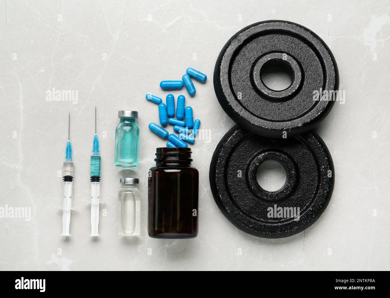 Verschiedene Drogen und Sportgeräte auf grauem Hintergrund, flach liegend. Dopingkontrolle Stockfoto