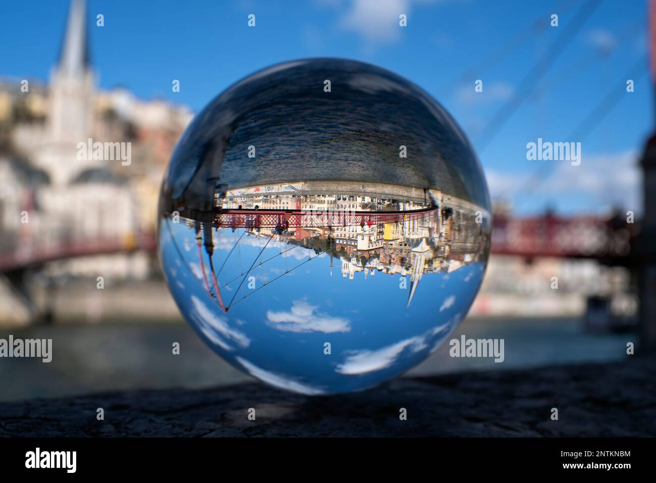 Berühmter Blick auf Lyon durch Kristallkugel, Frankreich Stockfoto