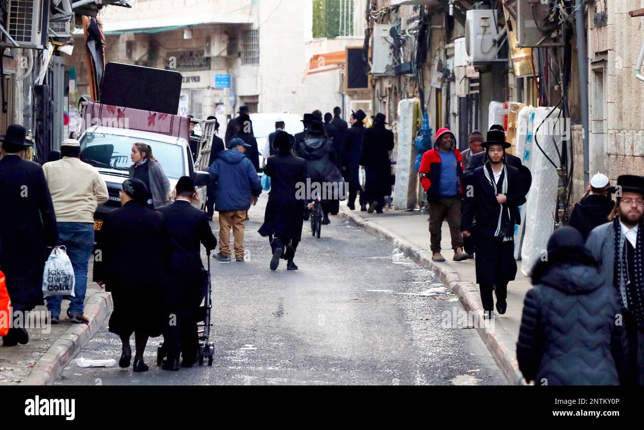 Haredi Judaism, ultra-Orthodox Judaism, men wearing a black suit and a black hat are pictured in Mea Shearim, one of the oldest Jewish neighborhoods, in Jerusalem, Israel on April 2, 2019. ( The Yomiuri Shimbun via AP Images ) Stockfoto