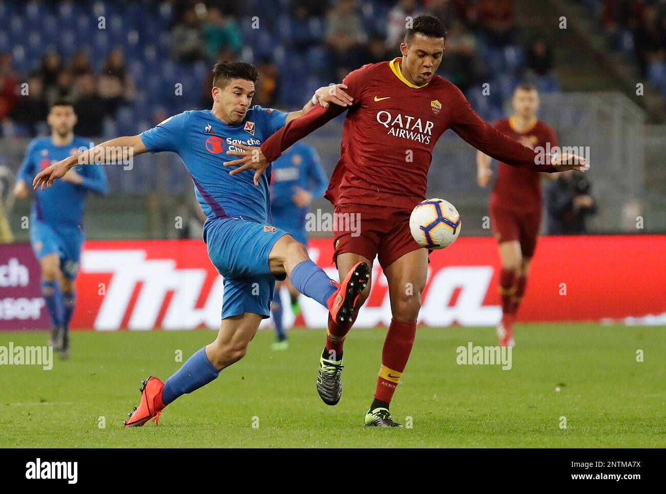 Fiorentina's Giovanni Simeone, left, challenges for the ball with Roma's Juan Jesus during the Serie A soccer match between Roma and Fiorentina at the Rome Olympic stadium, Wednesday, April 3, 2019. (AP Photo/Andrew Medichini) Stockfoto