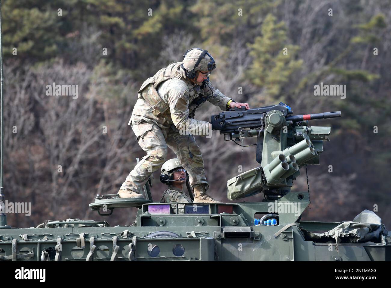 Pocheon, Gyeonggido, Südkorea. 9. Februar 2023. Das 2. Striker Brigade Kampfteam ist die 12. Einheit, die nach Südkorea abwechselnd eingesetzt wird, und die 1. Einheit, die abwechselnd als Striker Brigade eingesetzt wird. 2. Striker Brigade, 1-17. Battalion Qualification Live Fire, 9. Februar 2023, im Rodriguez Live-Fire Complex, Gyeonggi-do. Kredit: USA Marines/ZUMA Press Wire Service/ZUMAPRESS.com/Alamy Live News Stockfoto