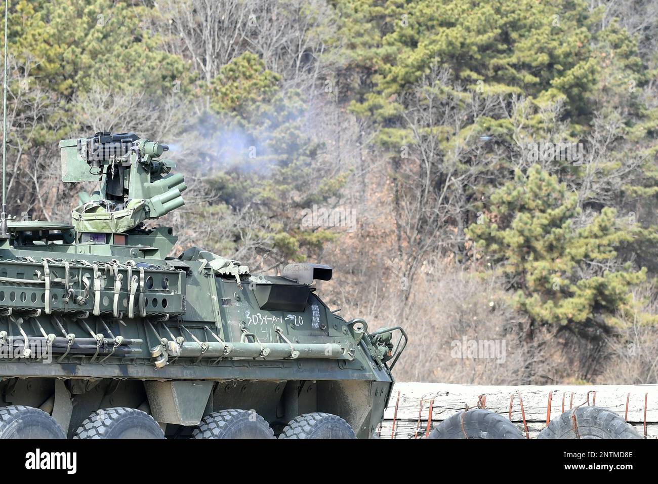 Pocheon, Gyeonggido, Südkorea. 9. Februar 2023. Das 2. Striker Brigade Kampfteam ist die 12. Einheit, die nach Südkorea abwechselnd eingesetzt wird, und die 1. Einheit, die abwechselnd als Striker Brigade eingesetzt wird. 2. Striker Brigade, 1-17. Battalion Qualification Live Fire, 9. Februar 2023, im Rodriguez Live-Fire Complex, Gyeonggi-do. Kredit: USA Marines/ZUMA Press Wire Service/ZUMAPRESS.com/Alamy Live News Stockfoto
