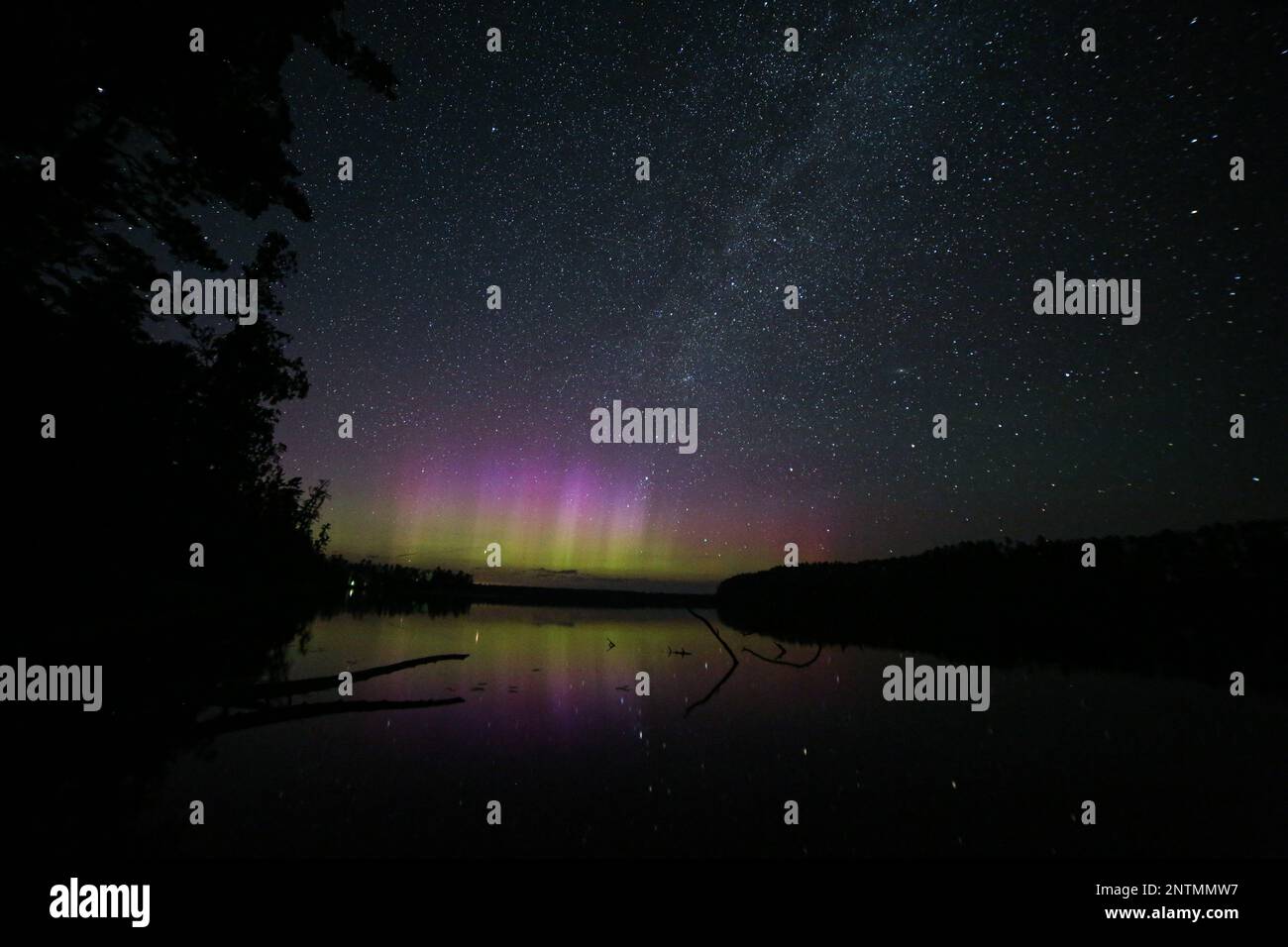 Ein spektakulärer Nachthimmel mit einer lebendigen aurora und einem Sternenhimmel - großartig für Tapeten Stockfoto