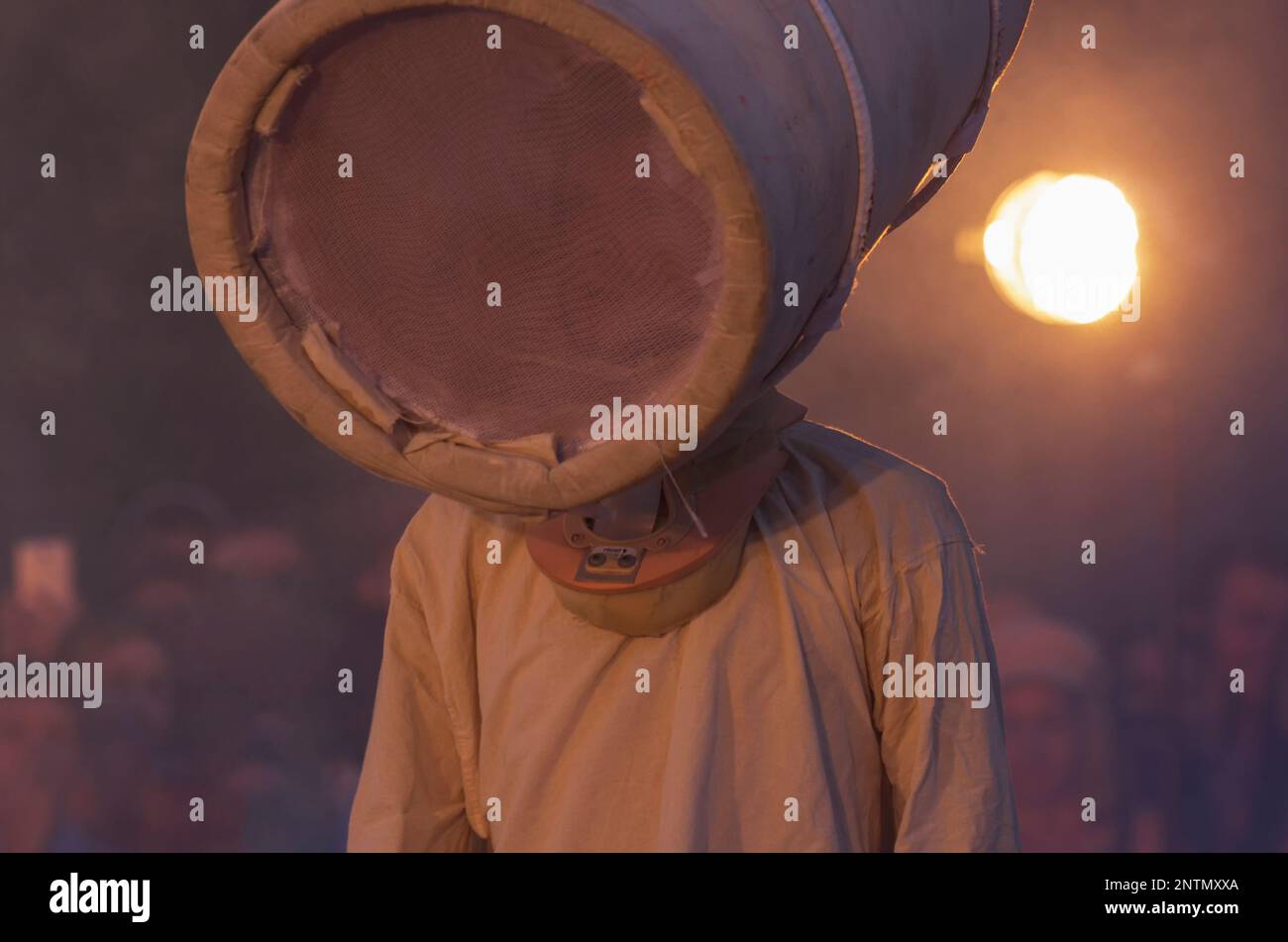 Sankt Petersburg, Russland - August 4,2018: VIII Internationales Festival der Street Theater" elagin Park'. Herr Pejo's Wandering Puppen. Die geheimnisvolle Figur Stockfoto