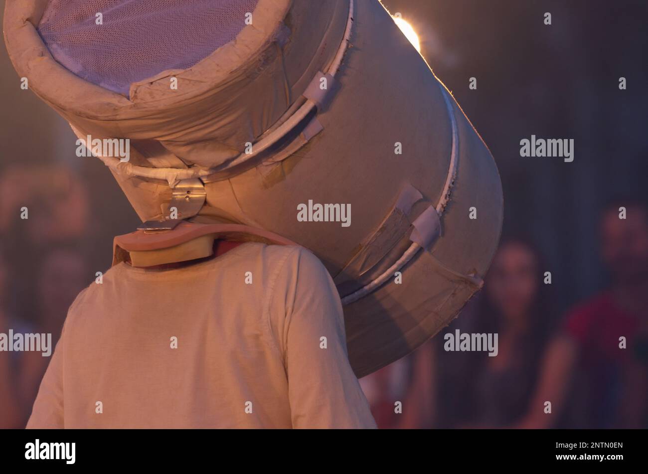 Sankt Petersburg, Russland - August 4,2018: Internationales Festival der Straßentheater 'Elagin Park'. Die geheimnisvolle Figur, die einen Hammer-Stand darstellt Stockfoto