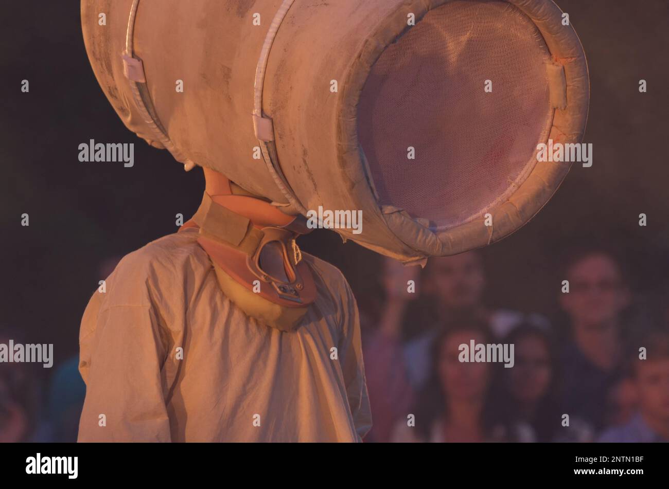 Sankt Petersburg, Russland - August 4,2018: VIII Internationales Festival der Street Theater" elagin Park'. Herr Pejo's Wandering Puppen. Die geheimnisvolle Figur Stockfoto