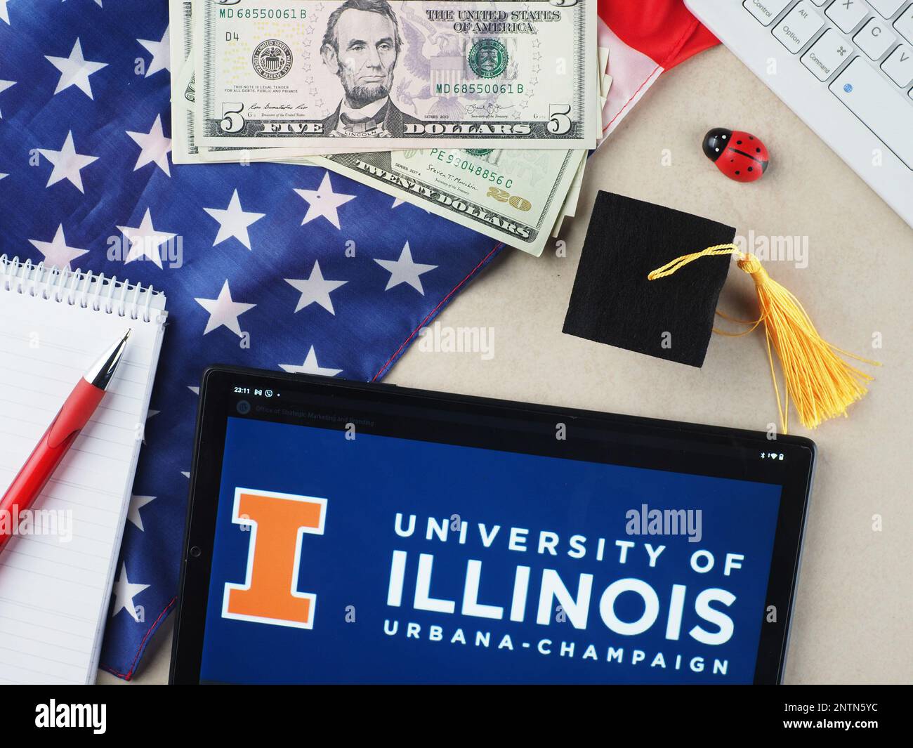 In dieser Fotoabbildung ist das Logo der University of Illinois at Urbana-Champaign auf einem Tablet zu sehen. Stockfoto