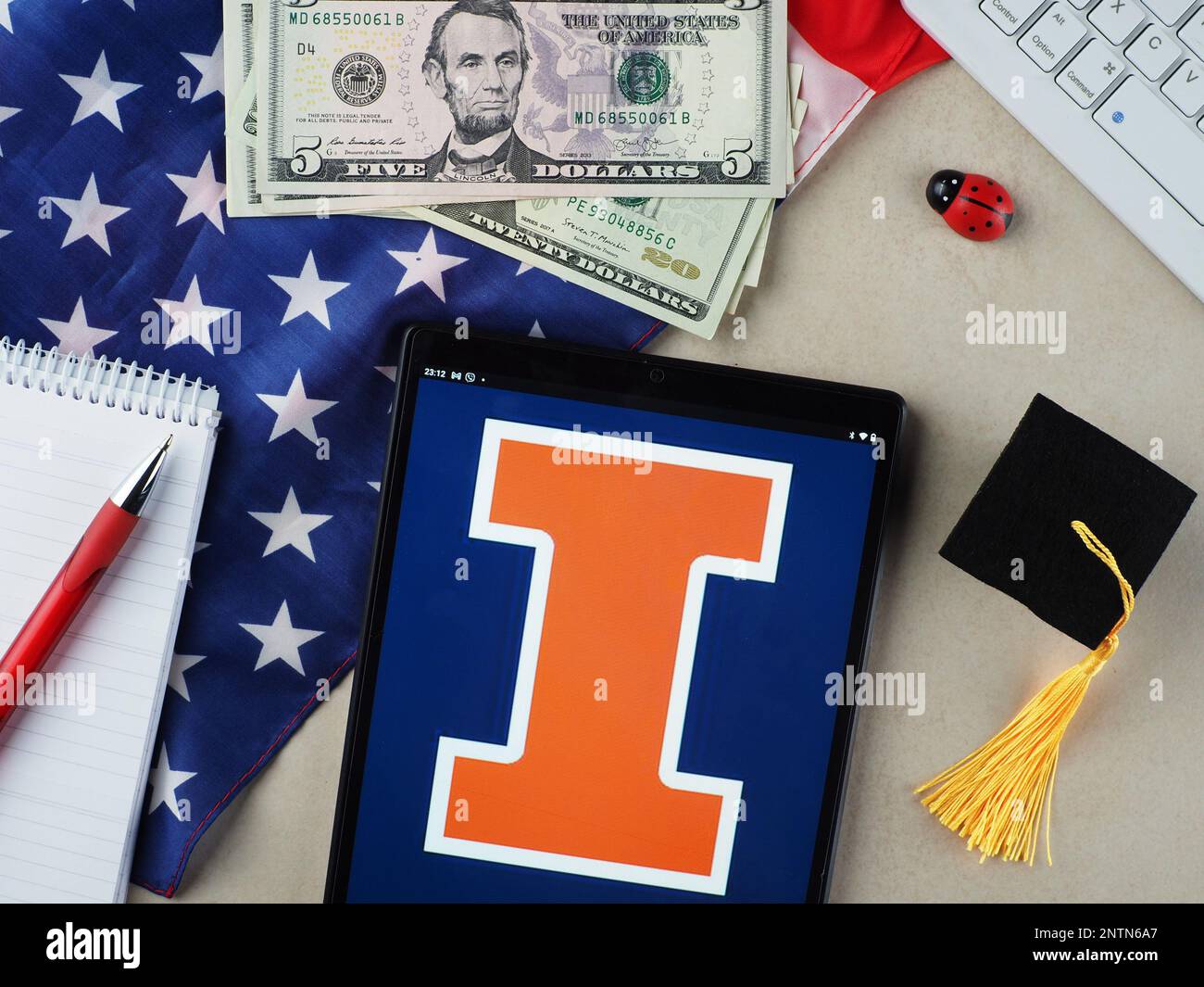 In dieser Fotoabbildung ist das Logo der University of Illinois at Urbana-Champaign auf einem Tablet zu sehen. Stockfoto