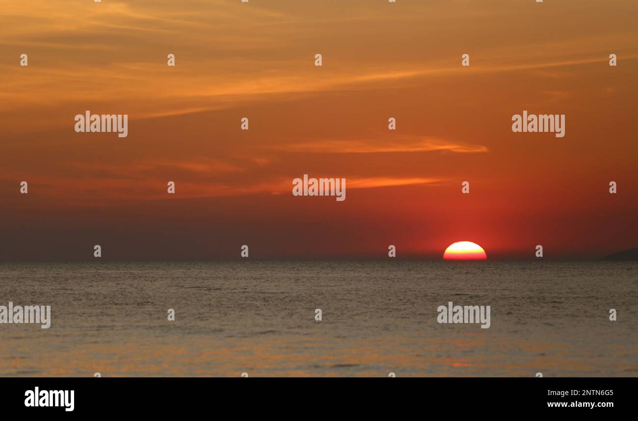 Sonnenuntergang im Meer,Meereslandschaft am Abend mit hellem Himmel und nahe der Dämmerung. Stockfoto